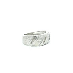 14k White Gold 0.15ctw Round Diamond Diagonal Hammered Finish Band Ring