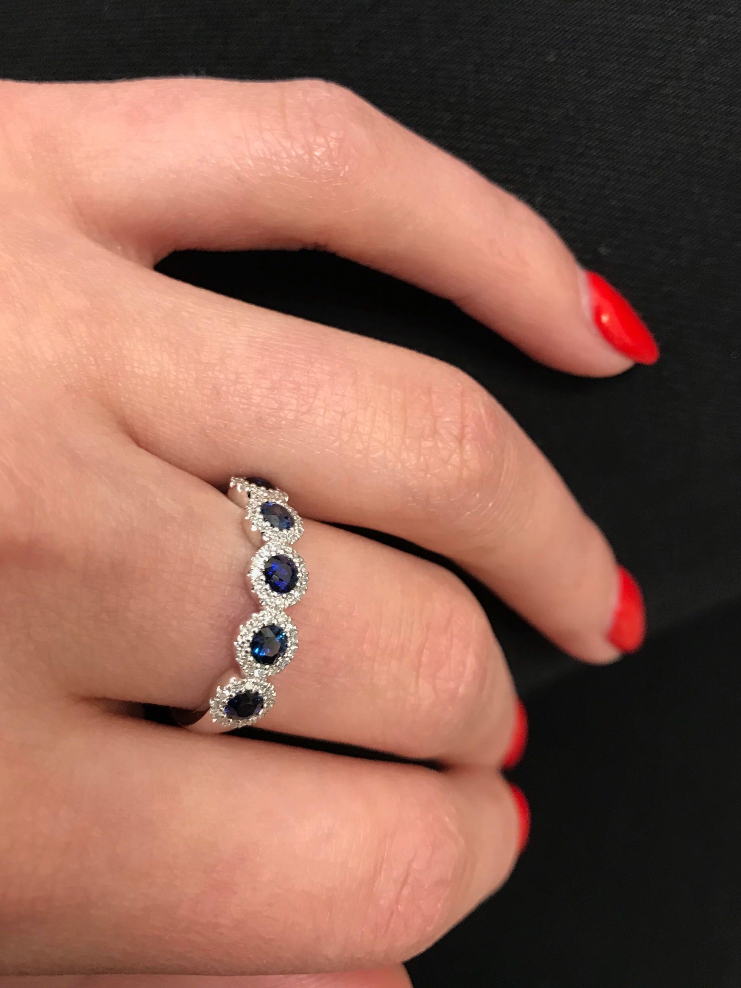 14 Karat White Gold 0.20 Carat Diamonds 0.70 Carat Blue Sapphire Ring In New Condition In New York, NY