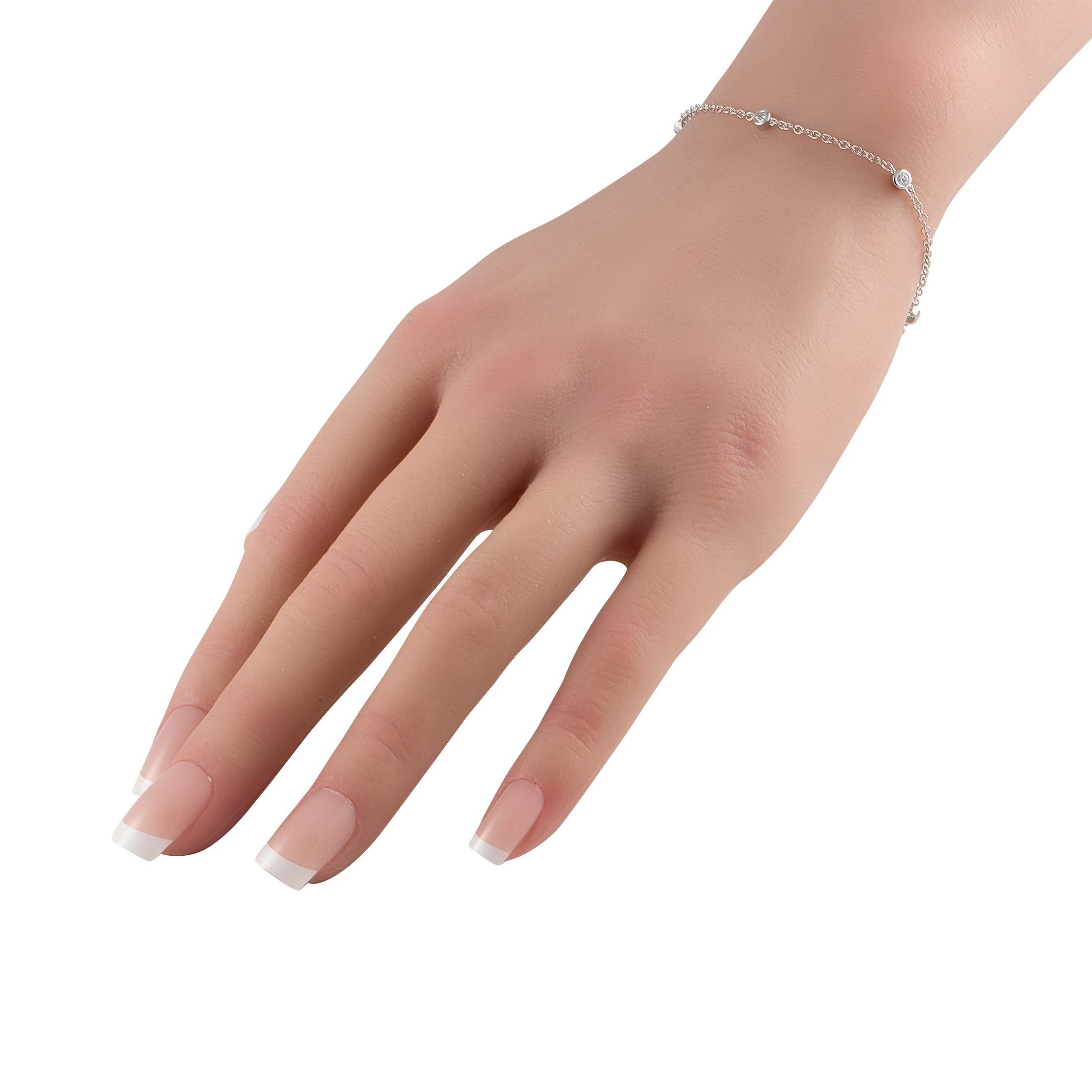Ajoutez une touche de luxe à n'importe quel ensemble avec ce bracelet élégant et sophistiqué en or blanc 14K. Accentué par une série de diamants sertis d'un poids total de 0,22 carats, il mesure 7,0 de long et fera toujours une déclaration