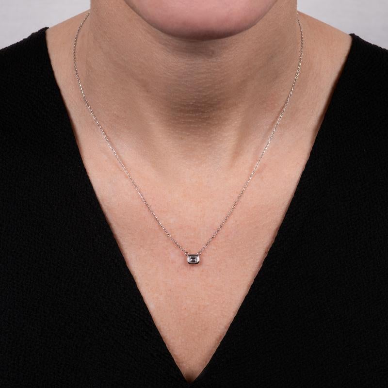 Diese einzigartige und witzige Halskette enthält einen natürlichen Diamanten im Smaragdschliff mit einem Gesamtgewicht von 0,23 Karat, der in 14 Karat Weißgold gefasst ist. Er ist in Ost-West-Richtung an einer verstellbaren Kette aus 14 Karat