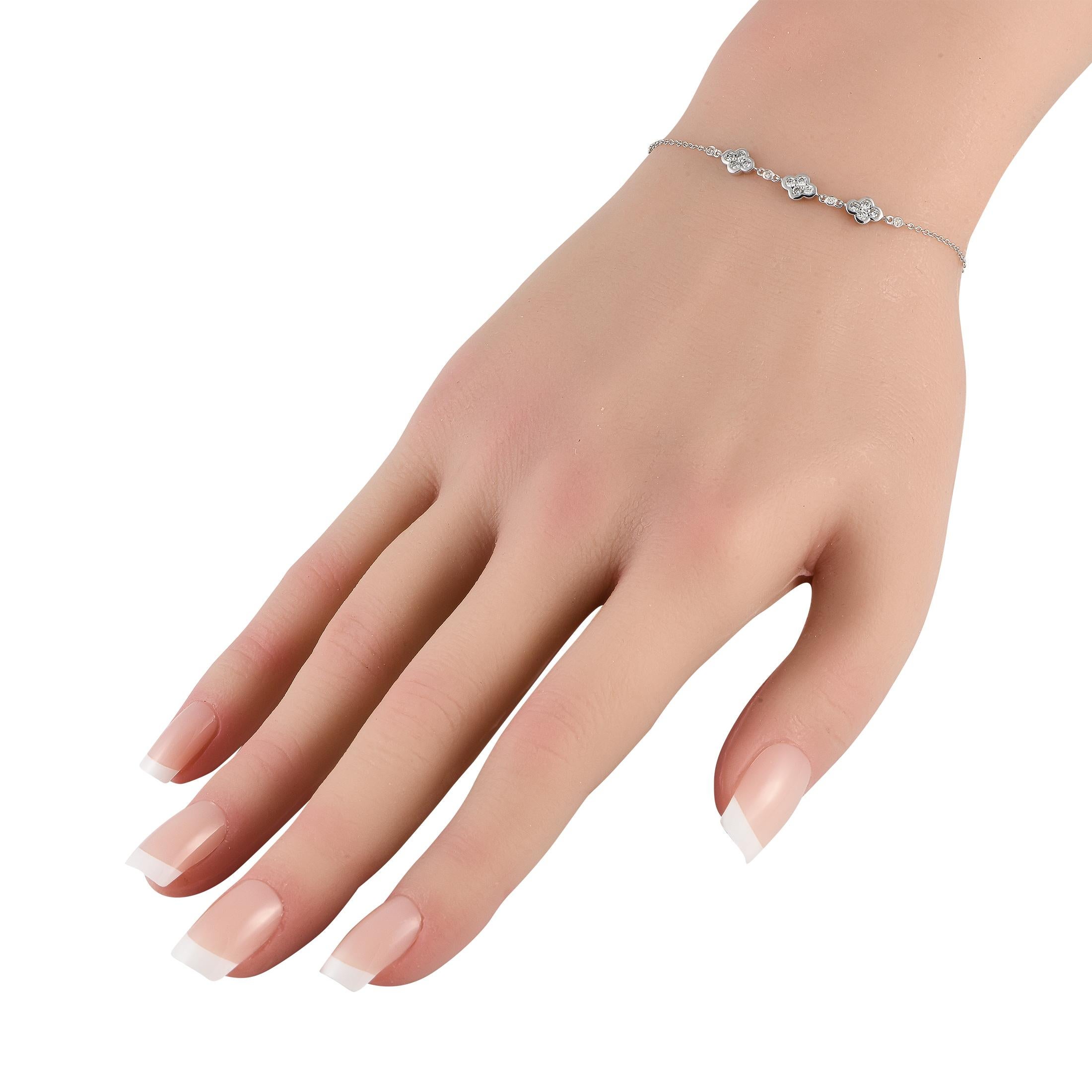 This bracelet possesses an opulent, vintage inspired sense of style. At the center of the chain, lustrous quatrefoil motifs shine to life thanks to sparkling diamonds with a total weight of 0.25 carats. Delicate and perfectly understated, this piece