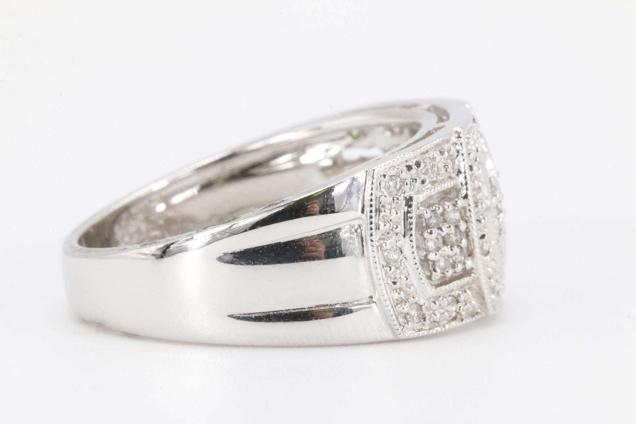 Fascia di diamanti tondi e brillanti in oro bianco 14K da 0,28 CTW

Questa elegante fascia di diamanti in oro bianco 14K presenta un design splendidamente affusolato con 47 scintillanti diamanti naturali rotondi taglio brillante. Il suo profilo