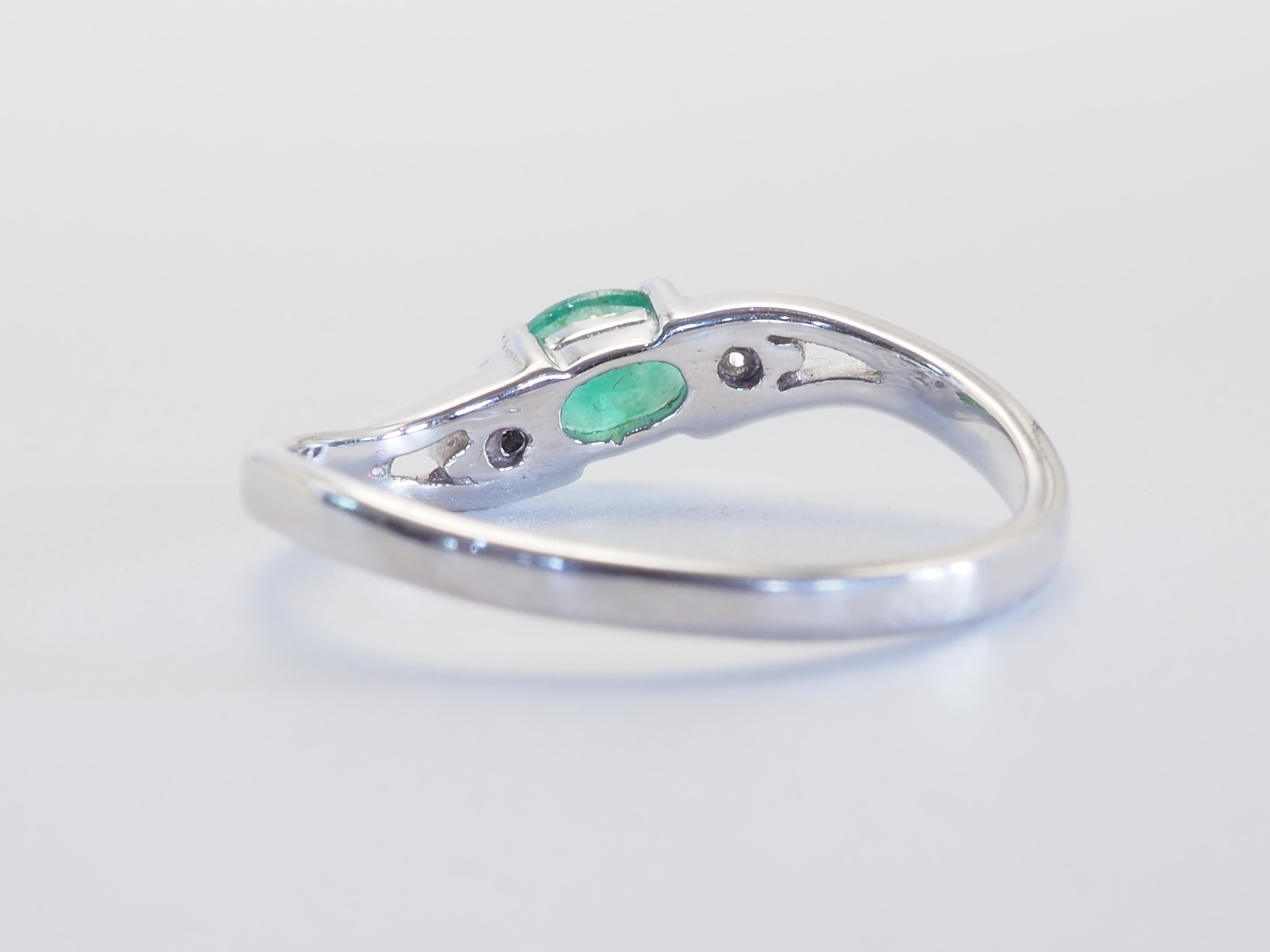 Oval Cut 14K White Gold 0.30ct Oval Emerald & Brilliant White Quartz Wavy Ring For Sale