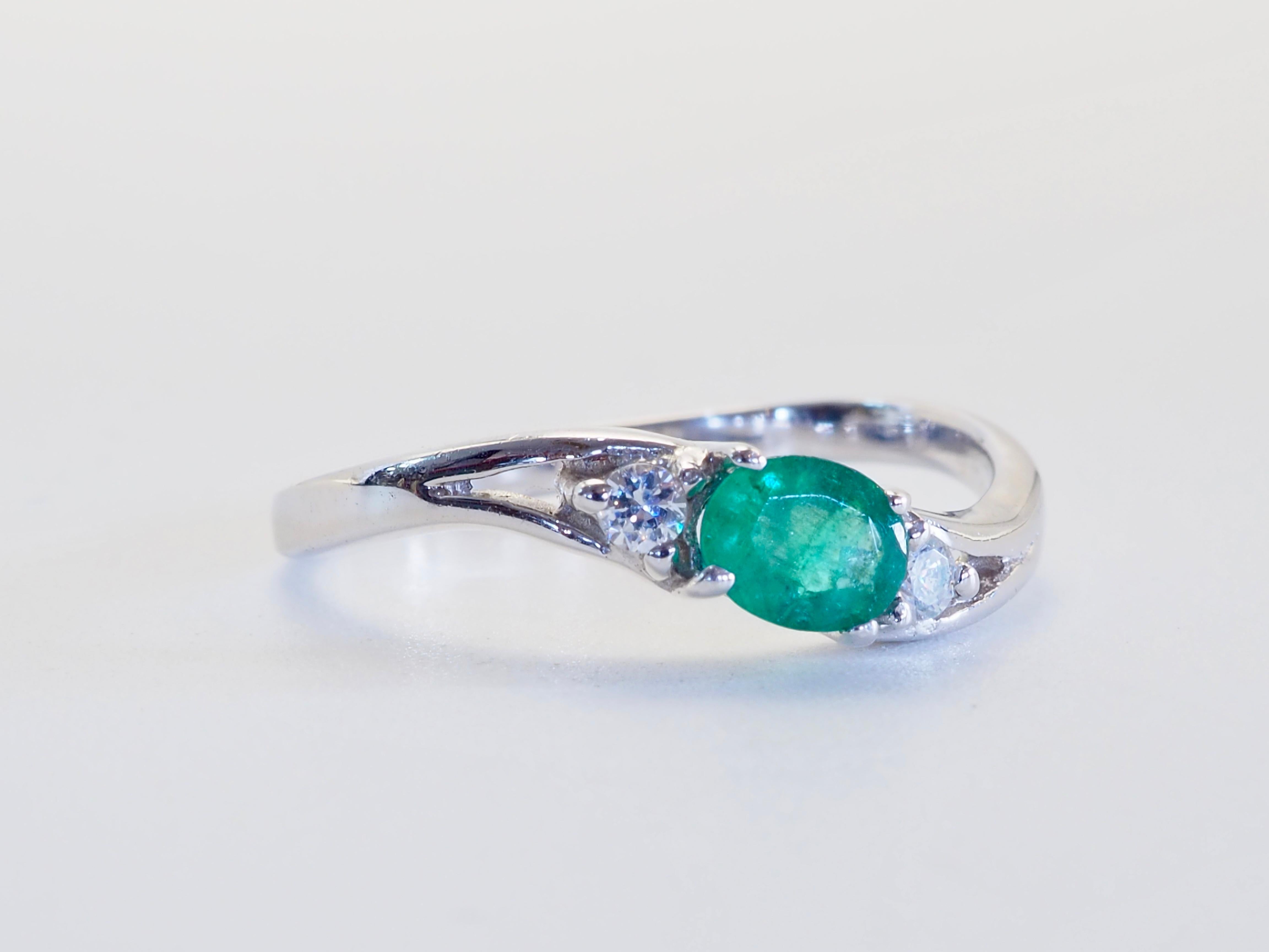14K White Gold 0.30ct Oval Emerald & Brilliant White Quartz Wavy Ring In New Condition For Sale In เกาะสมุย, TH