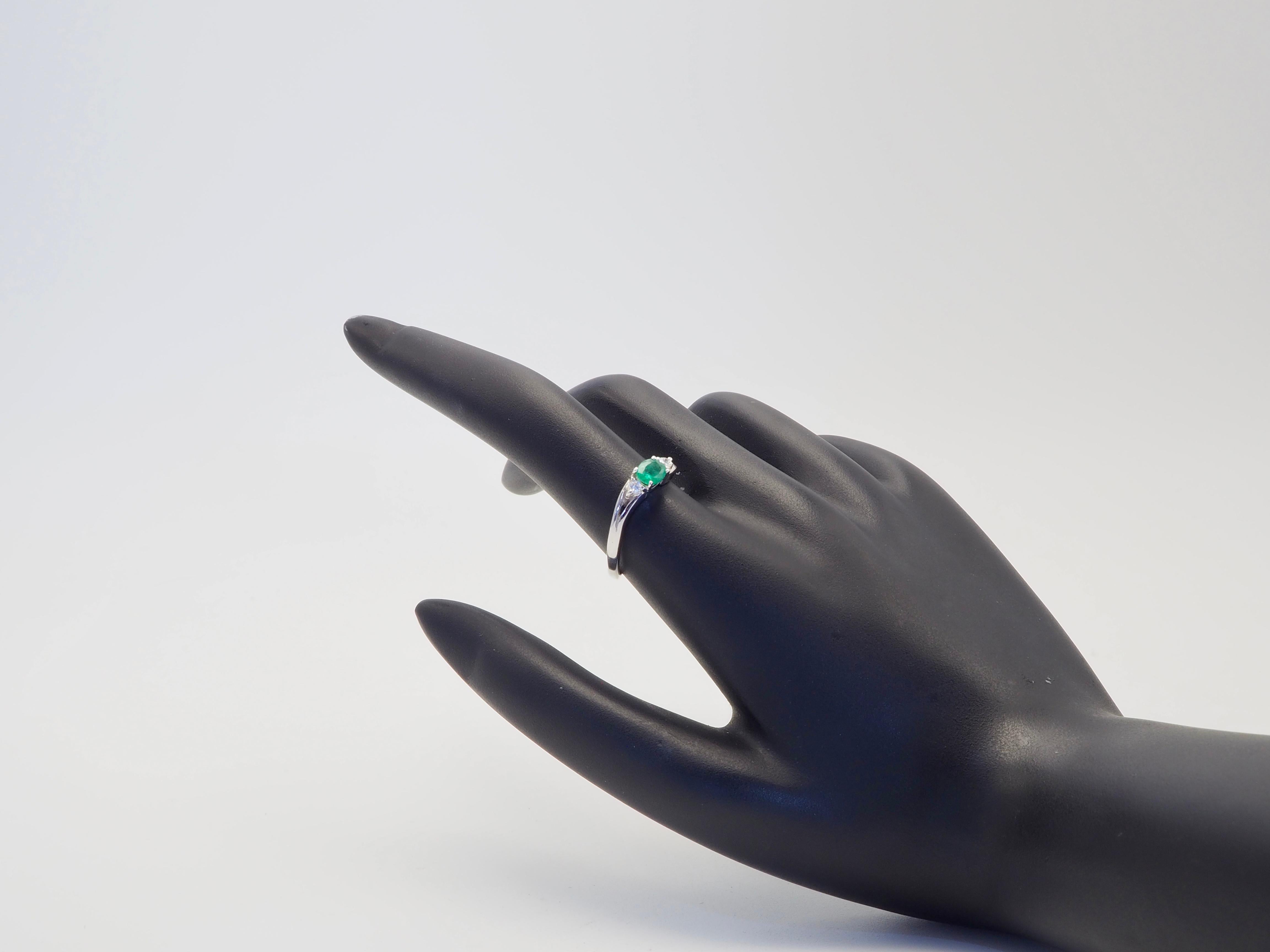 Women's or Men's 14K White Gold 0.30ct Oval Emerald & Brilliant White Quartz Wavy Ring For Sale
