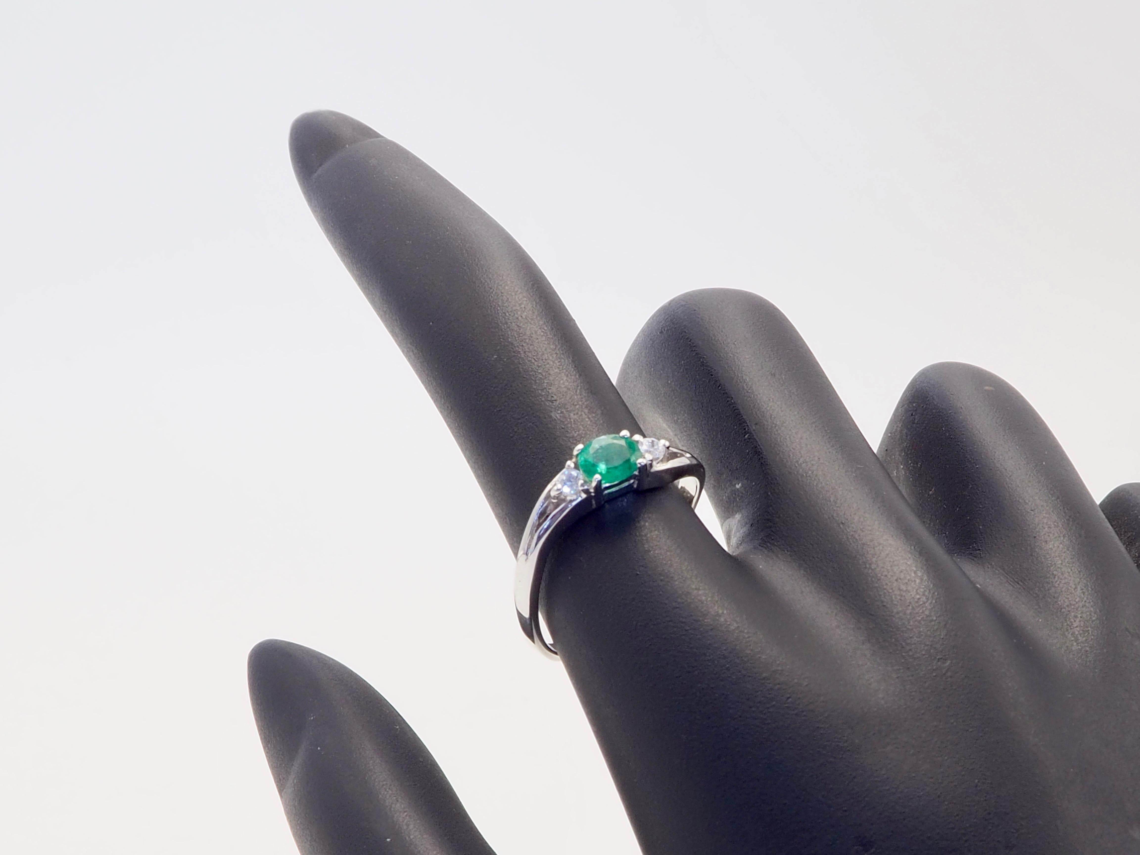 14K White Gold 0.30ct Oval Emerald & Brilliant White Quartz Wavy Ring For Sale 1