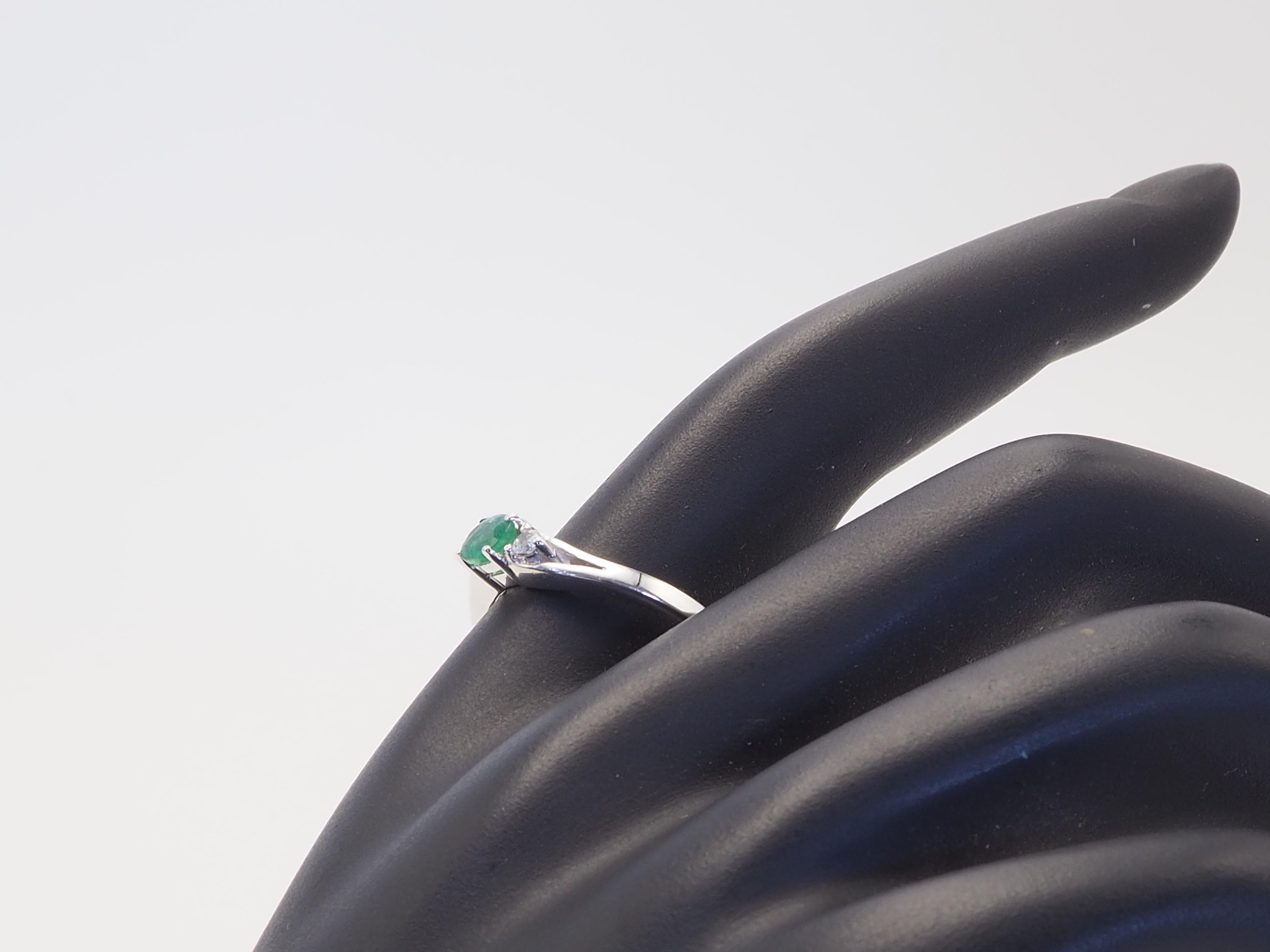 14K White Gold 0.30ct Oval Emerald & Brilliant White Quartz Wavy Ring For Sale 2