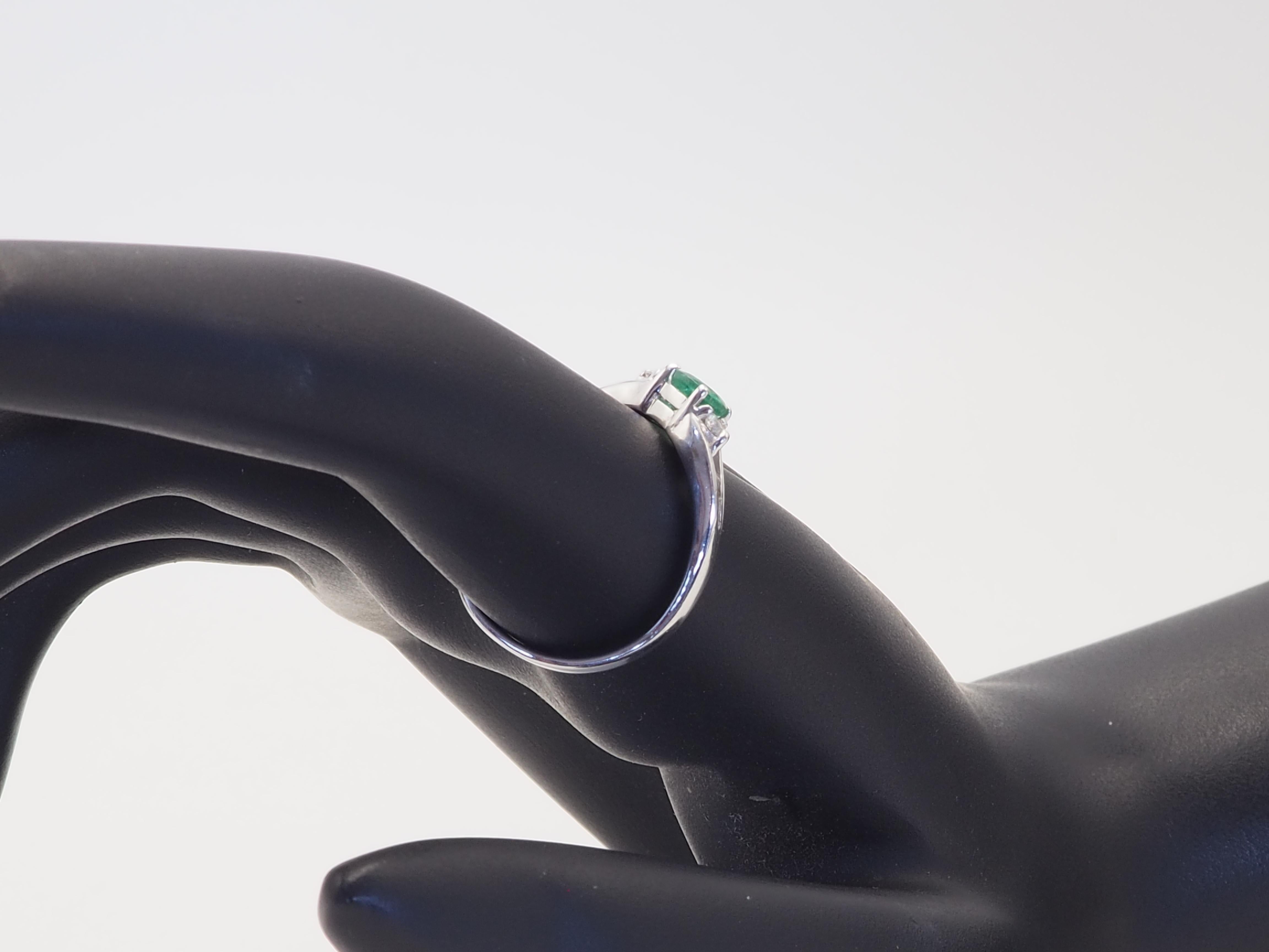 14K White Gold 0.30ct Oval Emerald & Brilliant White Quartz Wavy Ring For Sale 3
