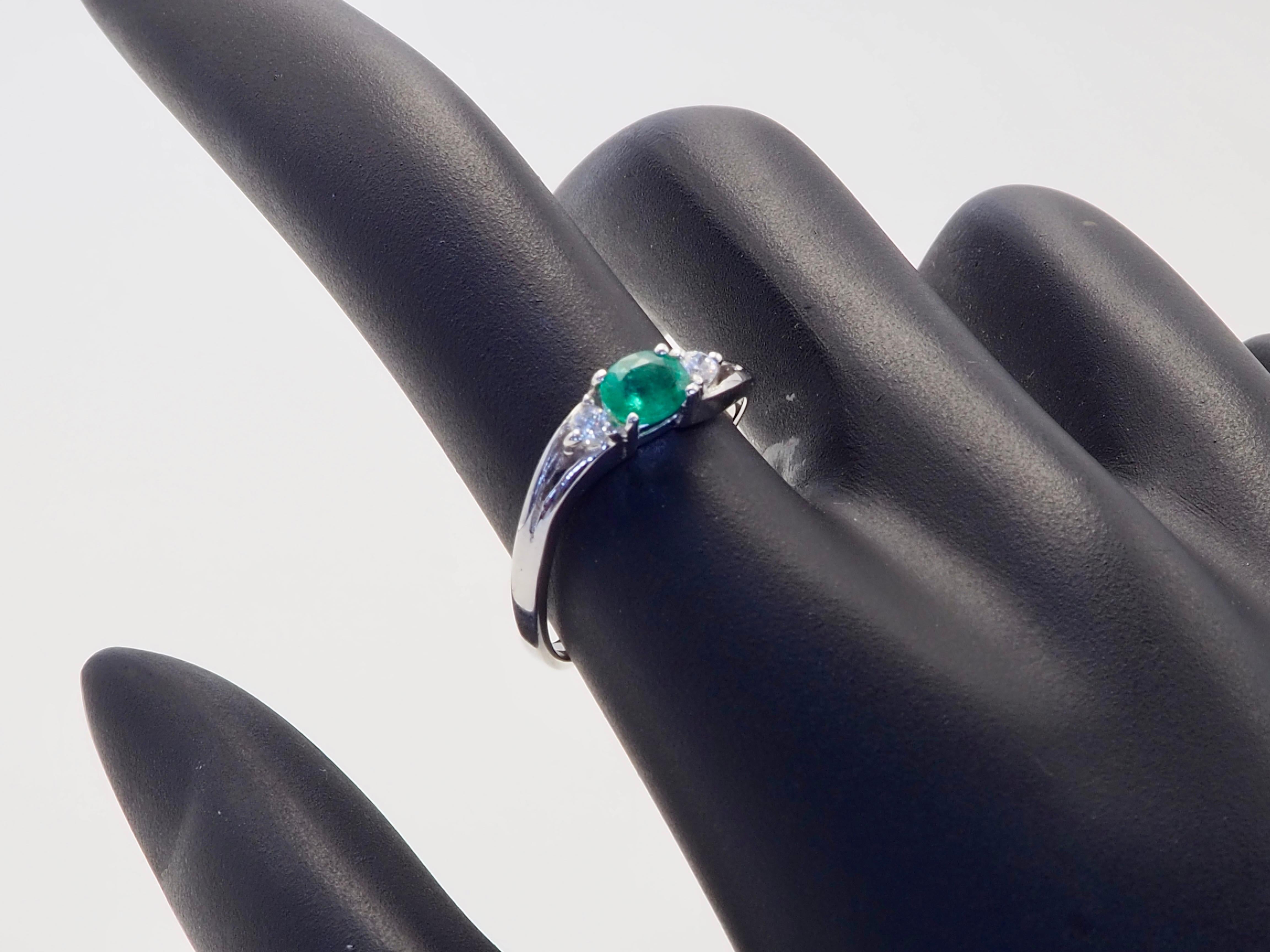 14K White Gold 0.30ct Oval Emerald & Brilliant White Quartz Wavy Ring For Sale 4