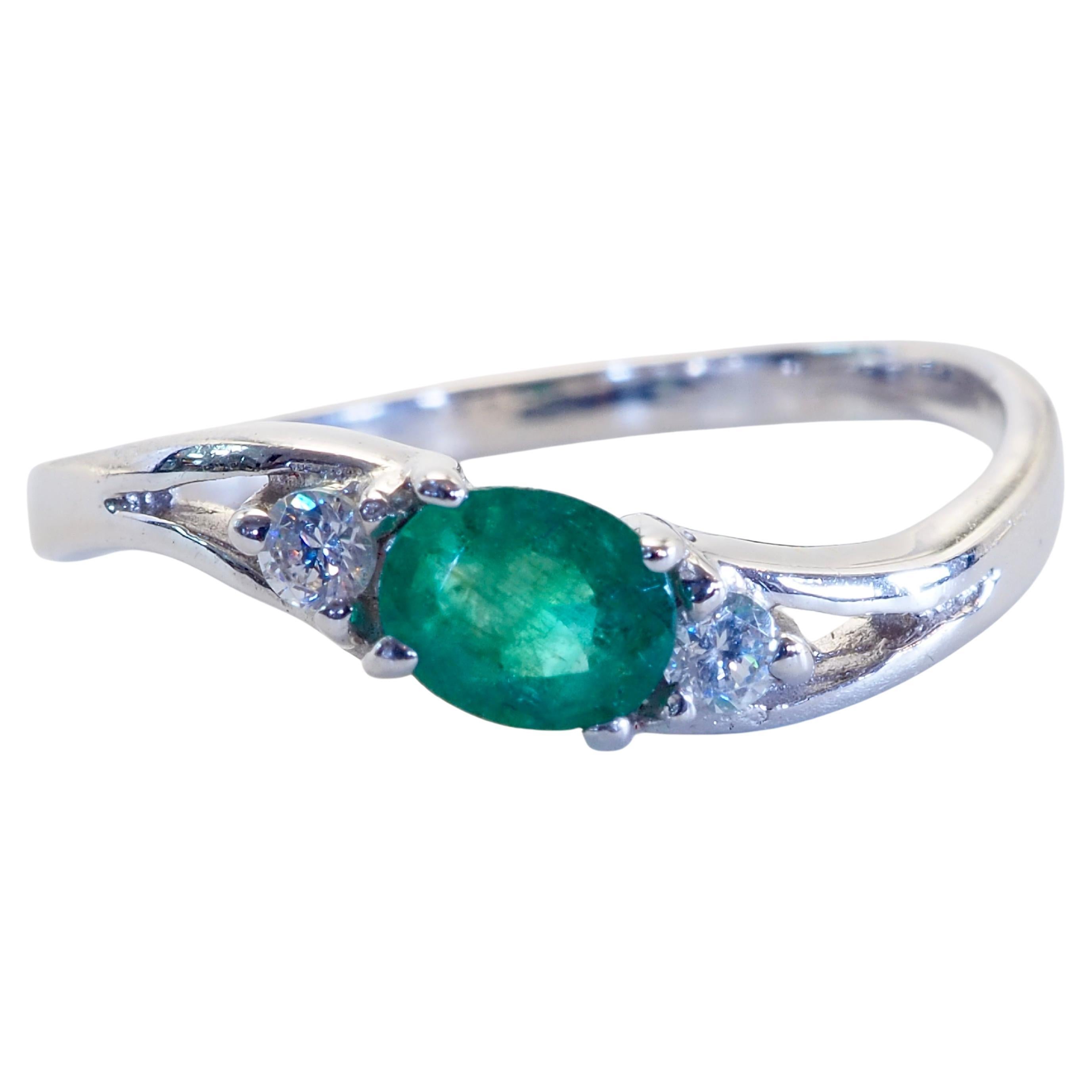 14K White Gold 0.30ct Oval Emerald & Brilliant White Quartz Wavy Ring For Sale