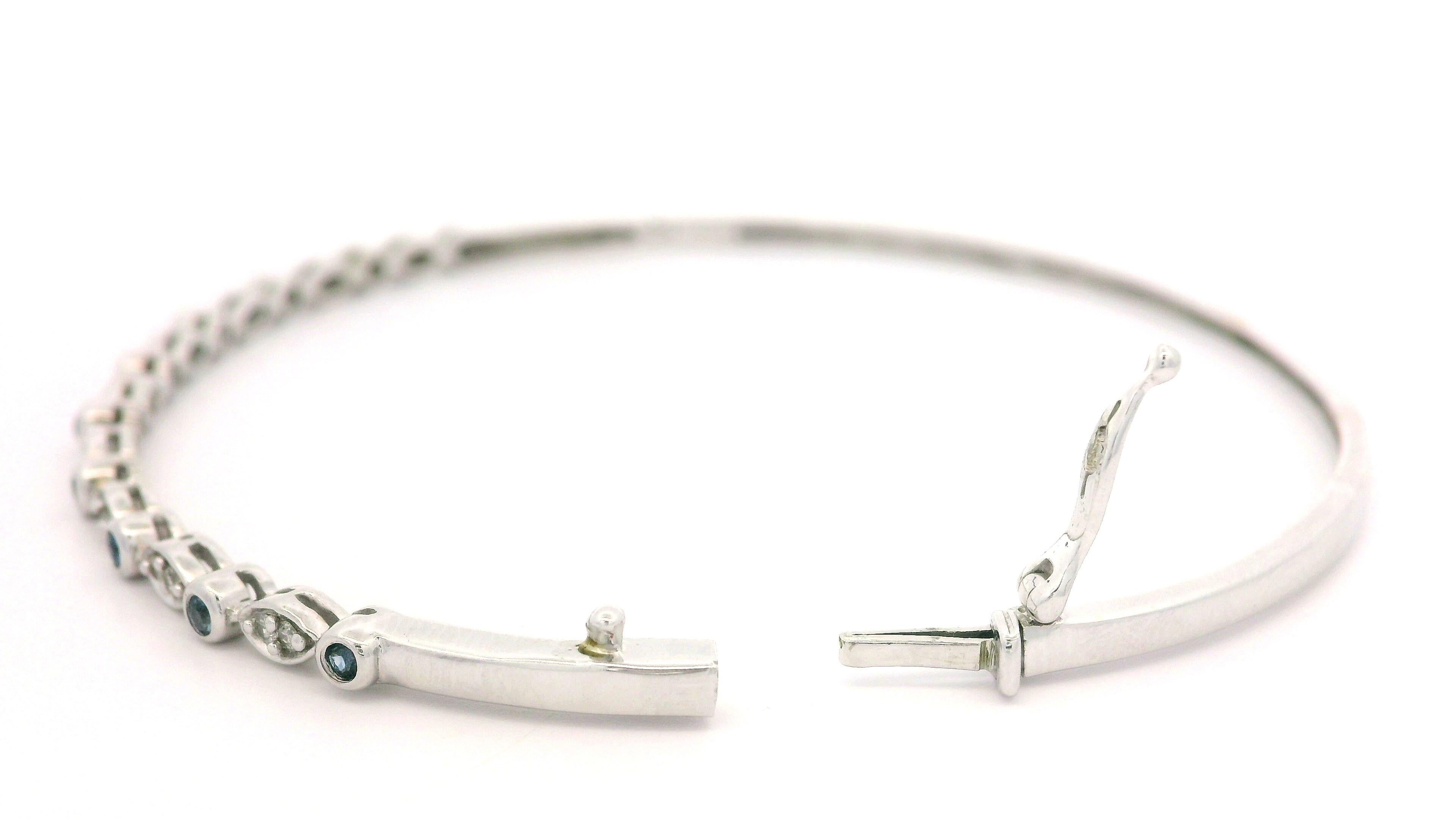 --Pierre(s) :...
(10) Saphirs véritables naturels - taille ronde et brillante - sertis - couleur bleue - 0.20ctw (approx.)
(18) Diamants naturels véritables - taille ronde brillante - sertis en pavé - pureté SI2-I2 - couleur I/J - 0,10ctw
