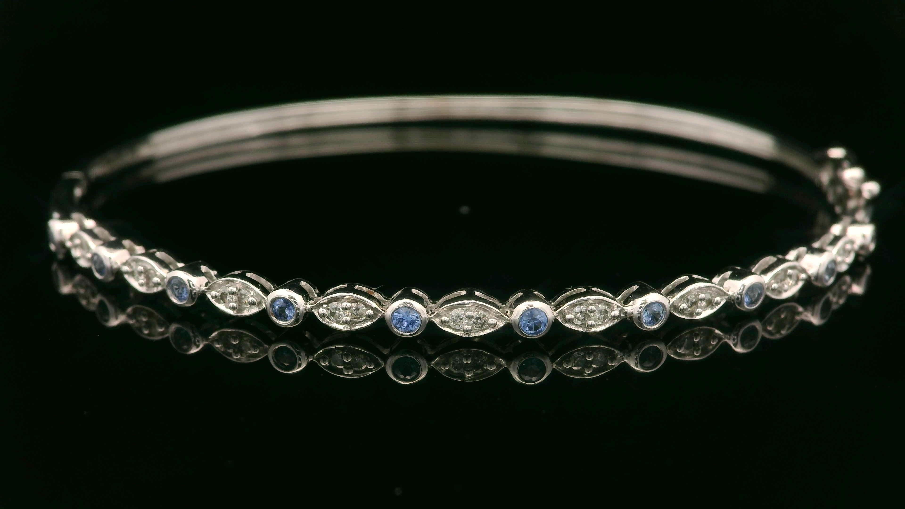 Taille brillant Bracelet jonc élégant empilable en or blanc 14 carats avec saphirs et diamants de 0,30 carat en vente