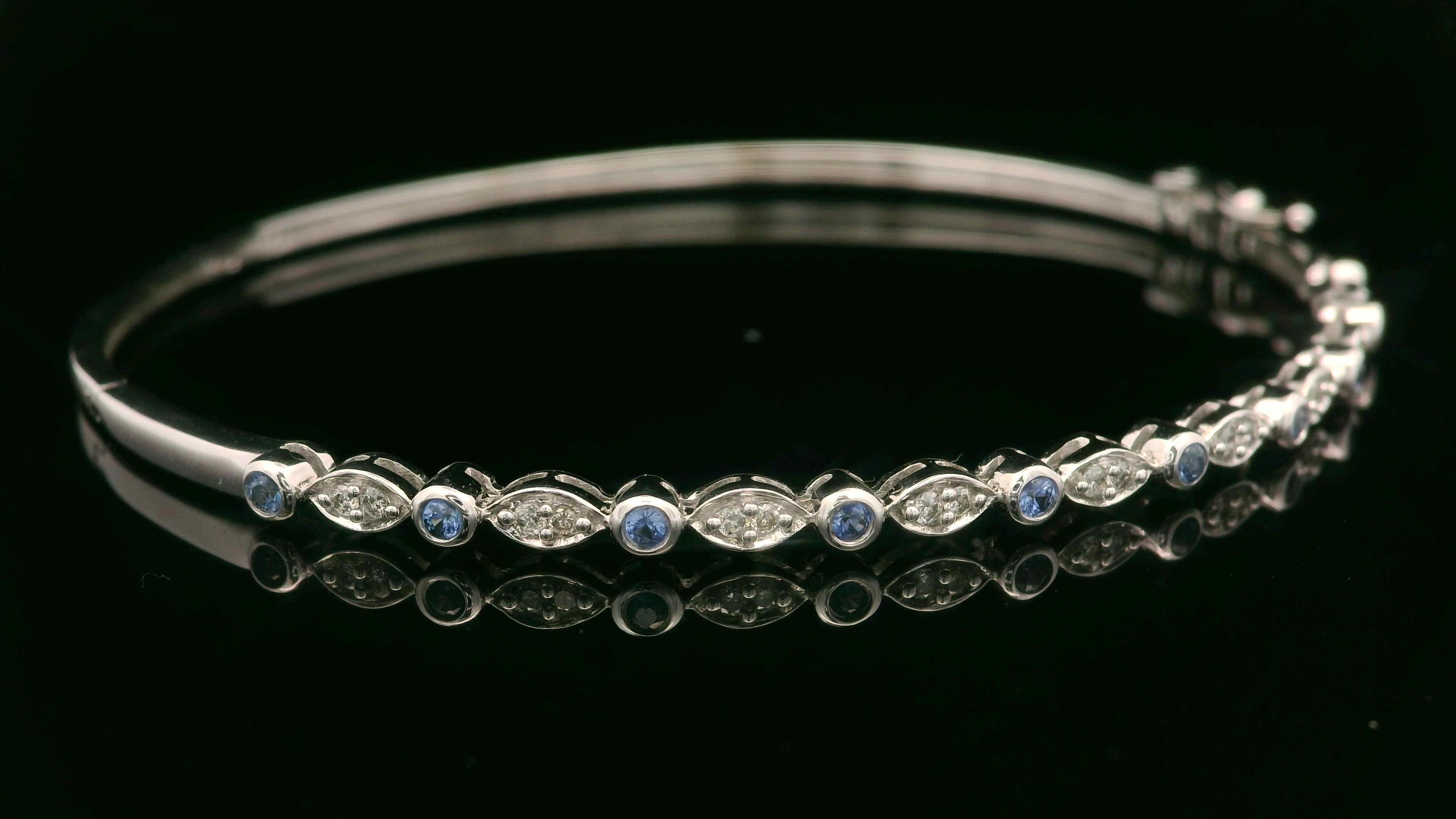Bracelet jonc élégant empilable en or blanc 14 carats avec saphirs et diamants de 0,30 carat Excellent état - En vente à Montclair, NJ