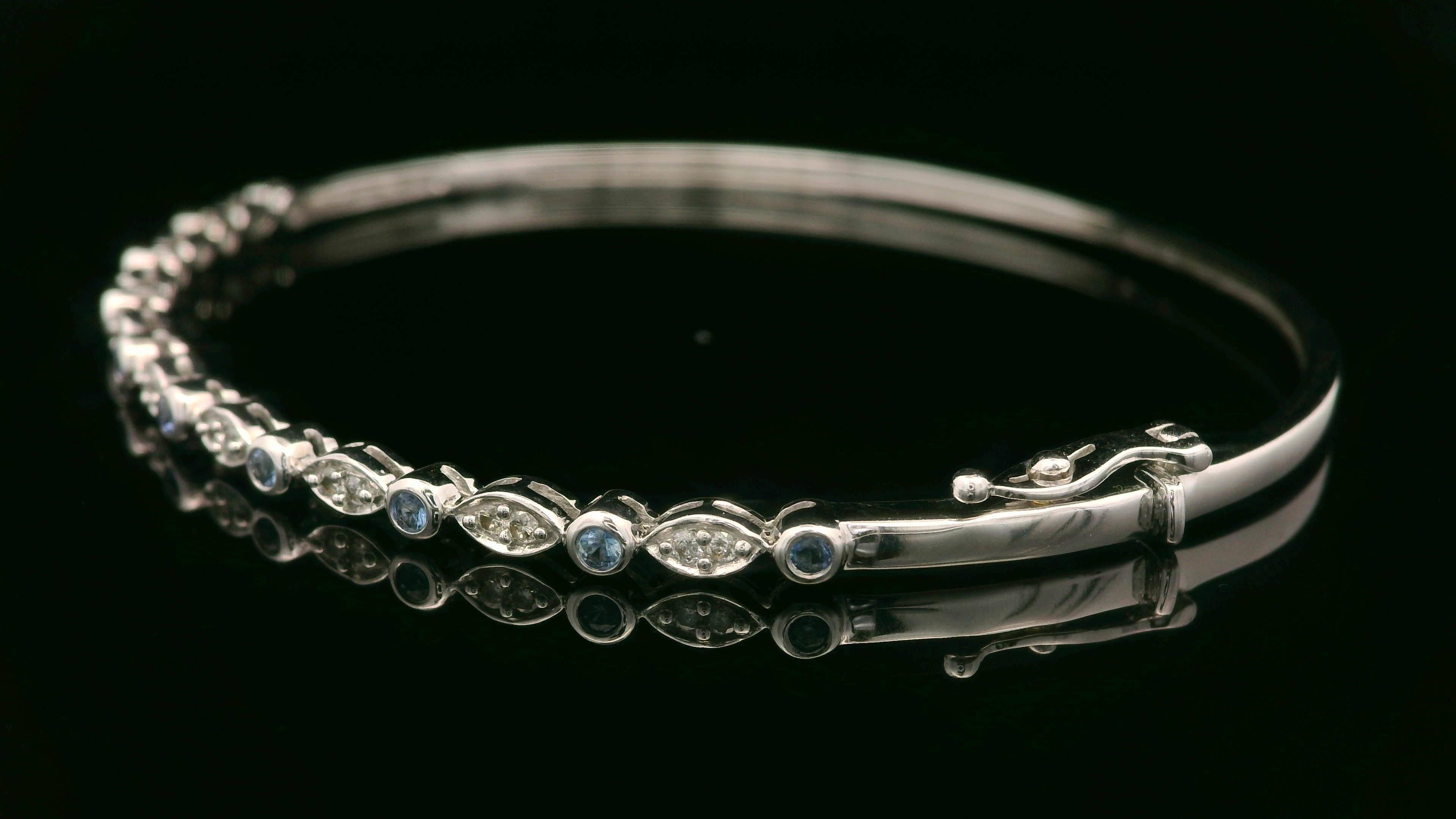 Bracelet jonc élégant empilable en or blanc 14 carats avec saphirs et diamants de 0,30 carat Pour femmes en vente