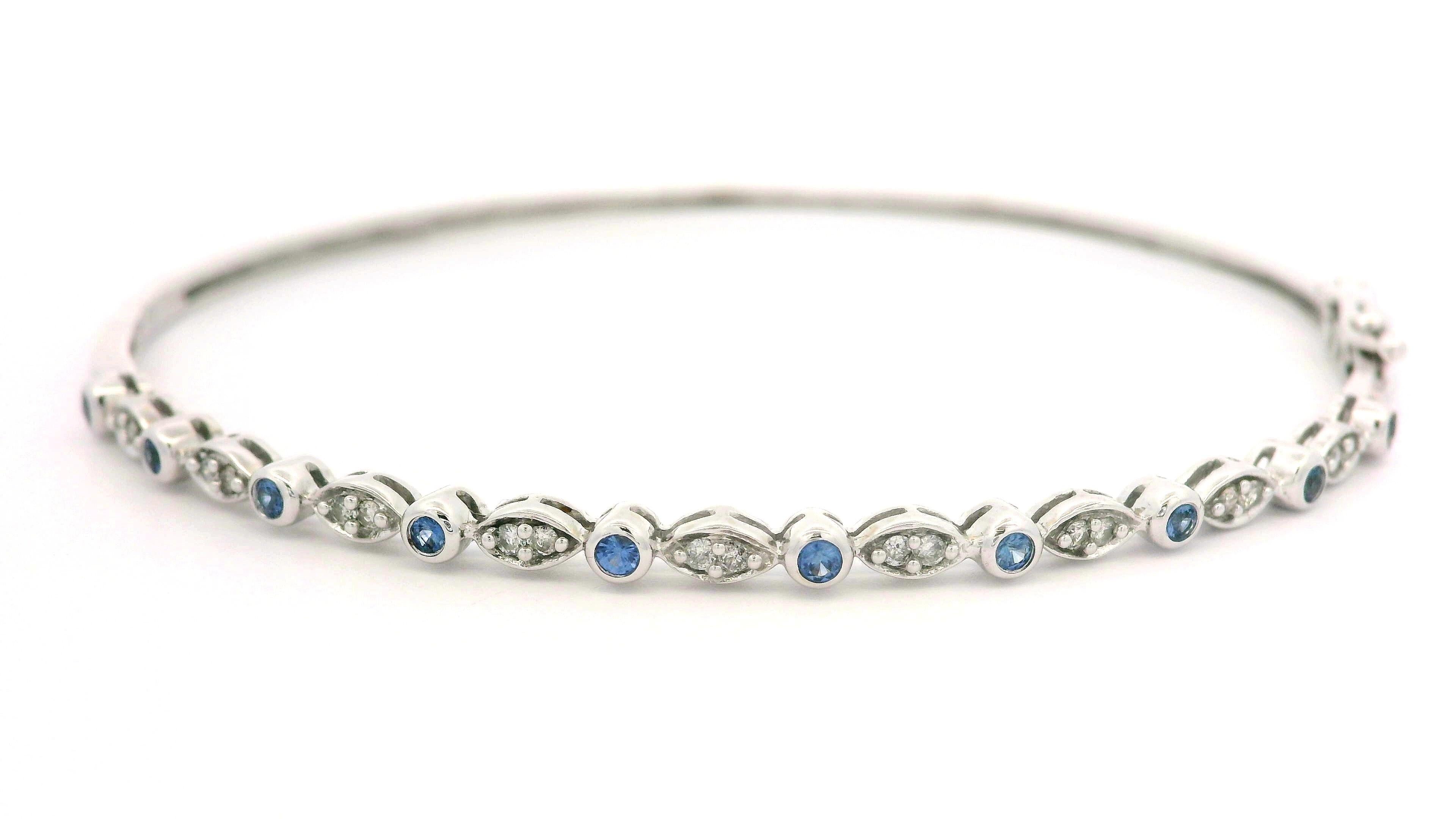 Bracelet jonc élégant empilable en or blanc 14 carats avec saphirs et diamants de 0,30 carat en vente 1