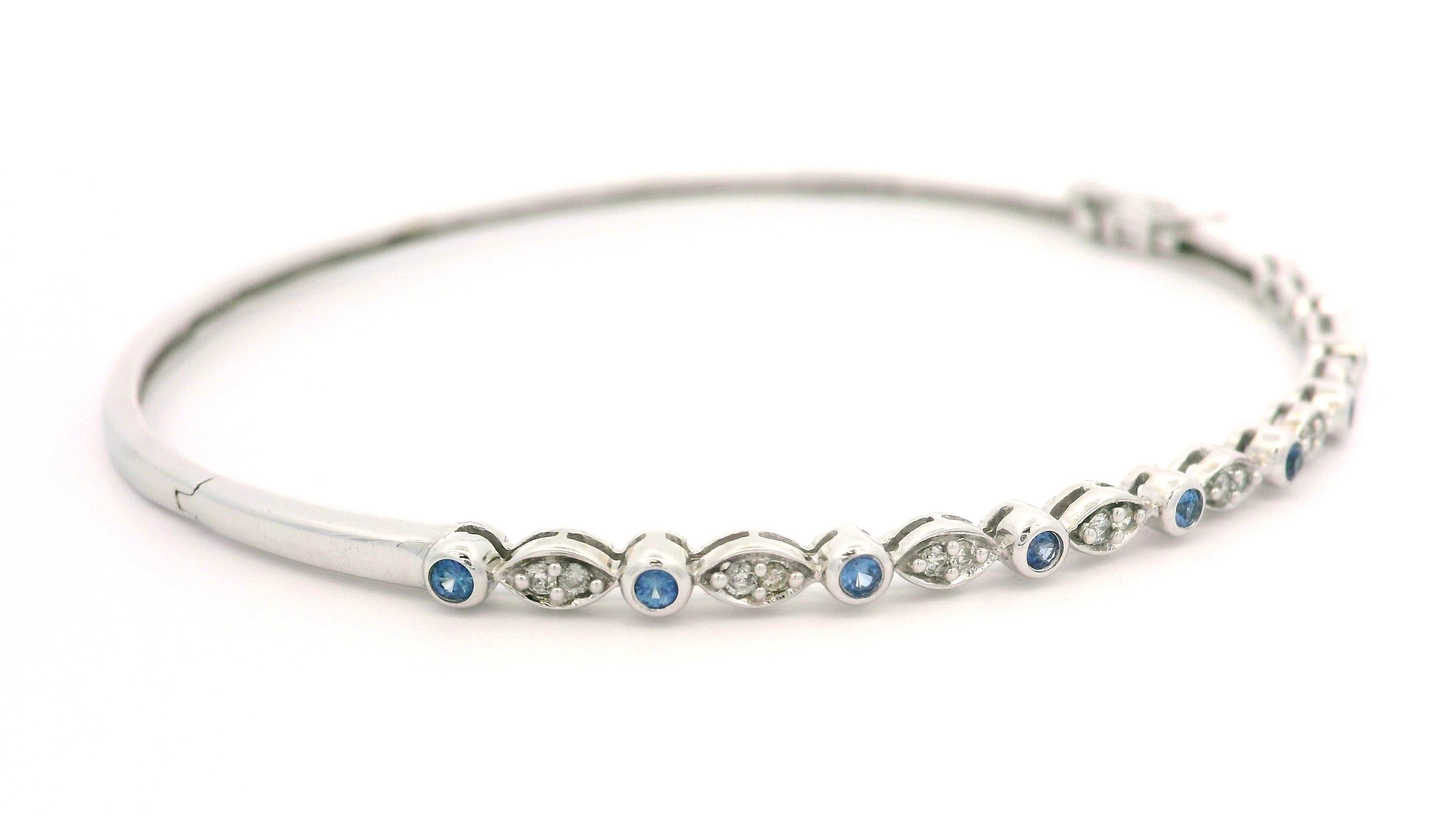 Bracelet jonc élégant empilable en or blanc 14 carats avec saphirs et diamants de 0,30 carat en vente 2