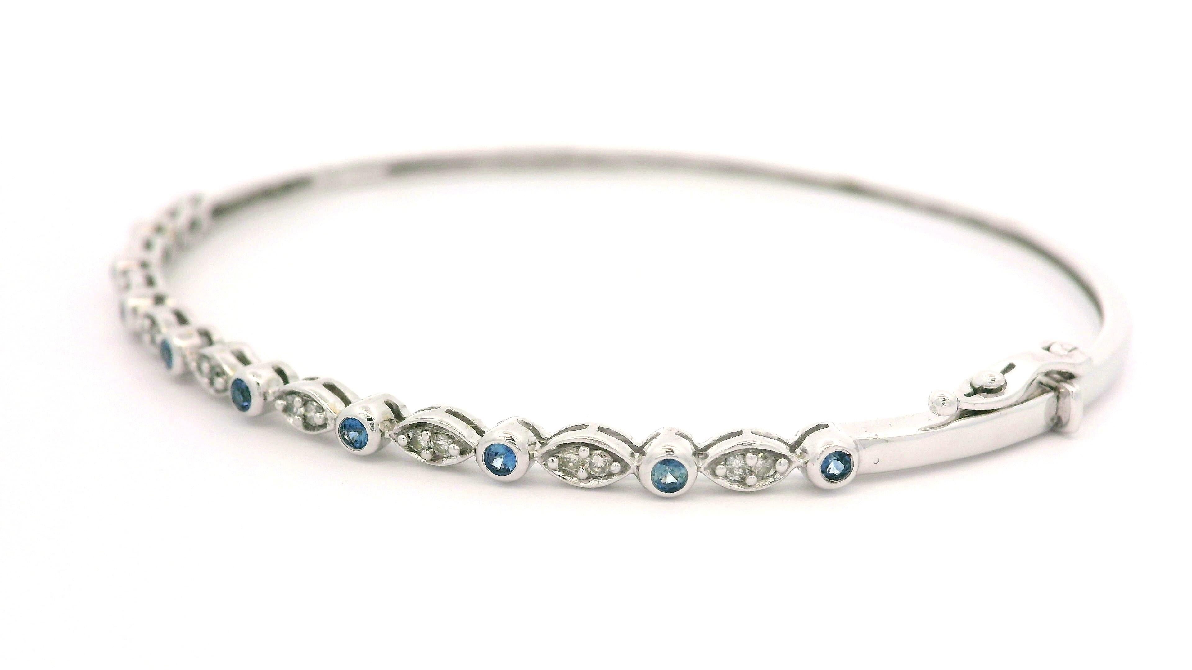 Bracelet jonc élégant empilable en or blanc 14 carats avec saphirs et diamants de 0,30 carat en vente 3