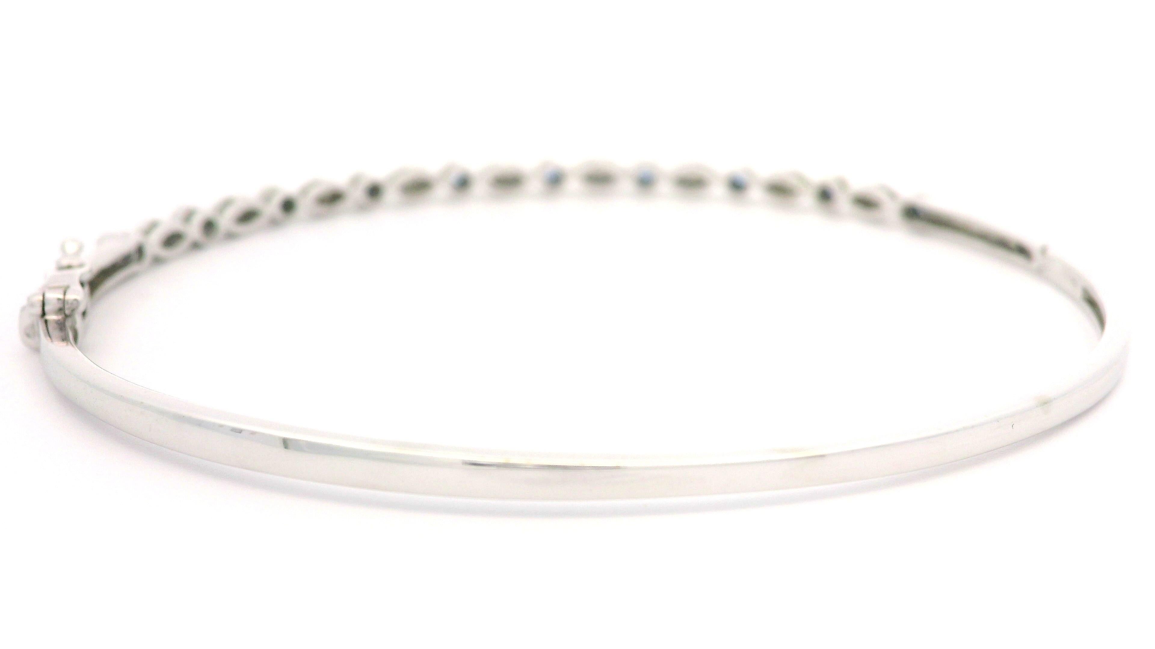 Bracelet jonc élégant empilable en or blanc 14 carats avec saphirs et diamants de 0,30 carat en vente 4