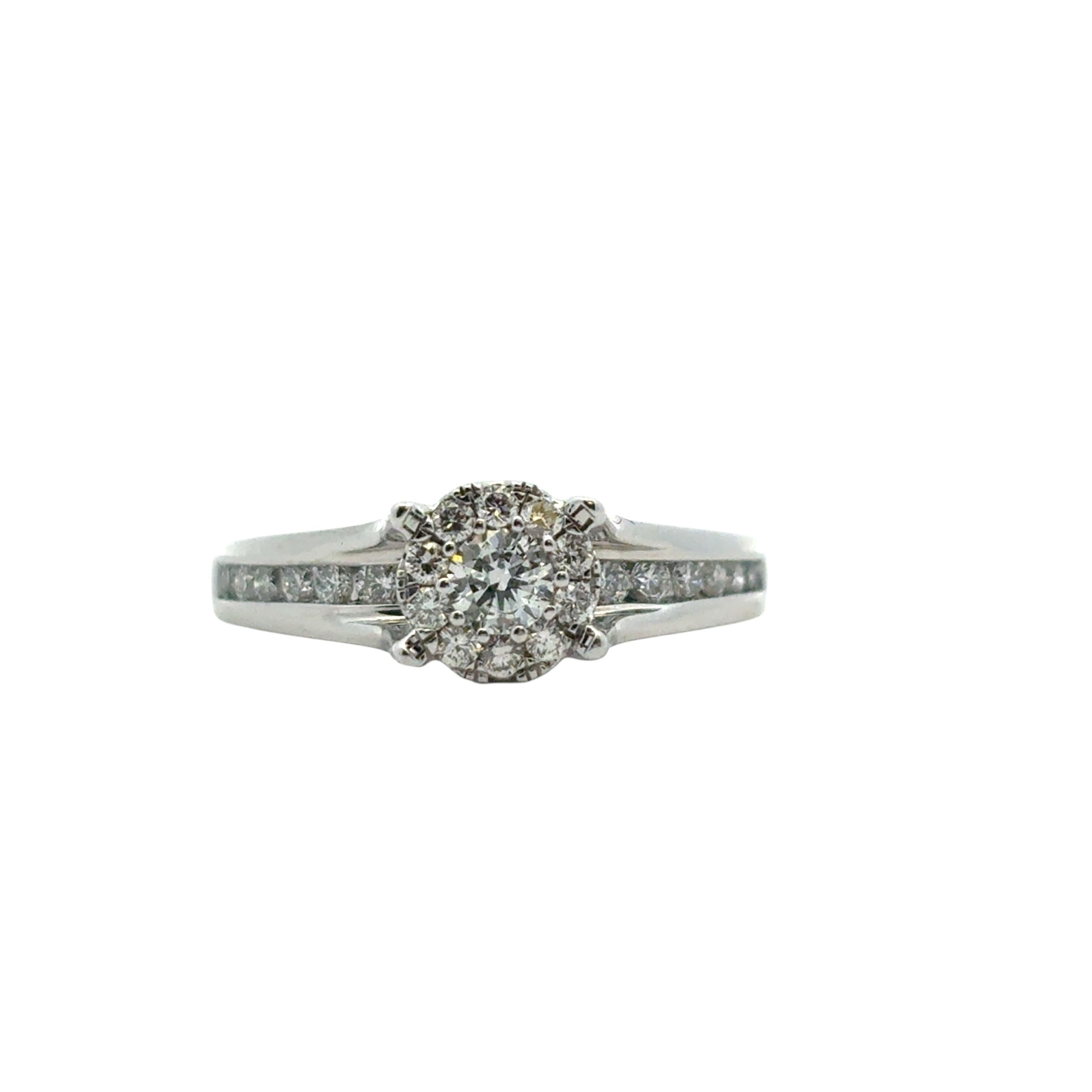 Bague de fiançailles en or blanc 14 carats avec diamant rond naturel de 0,33 carat en vente 6