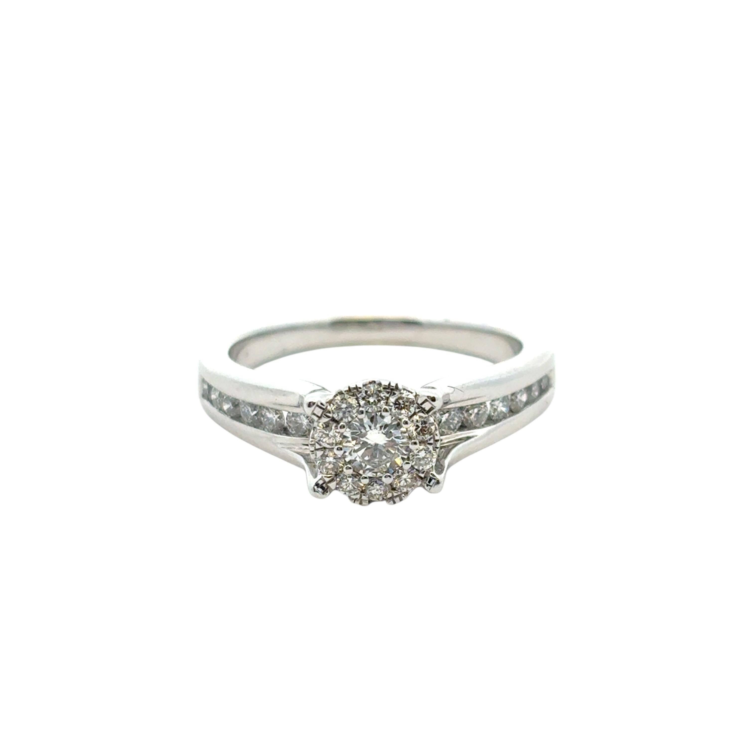 Bague de fiançailles en or blanc 14 carats avec diamant rond naturel de 0,33 carat en vente 7