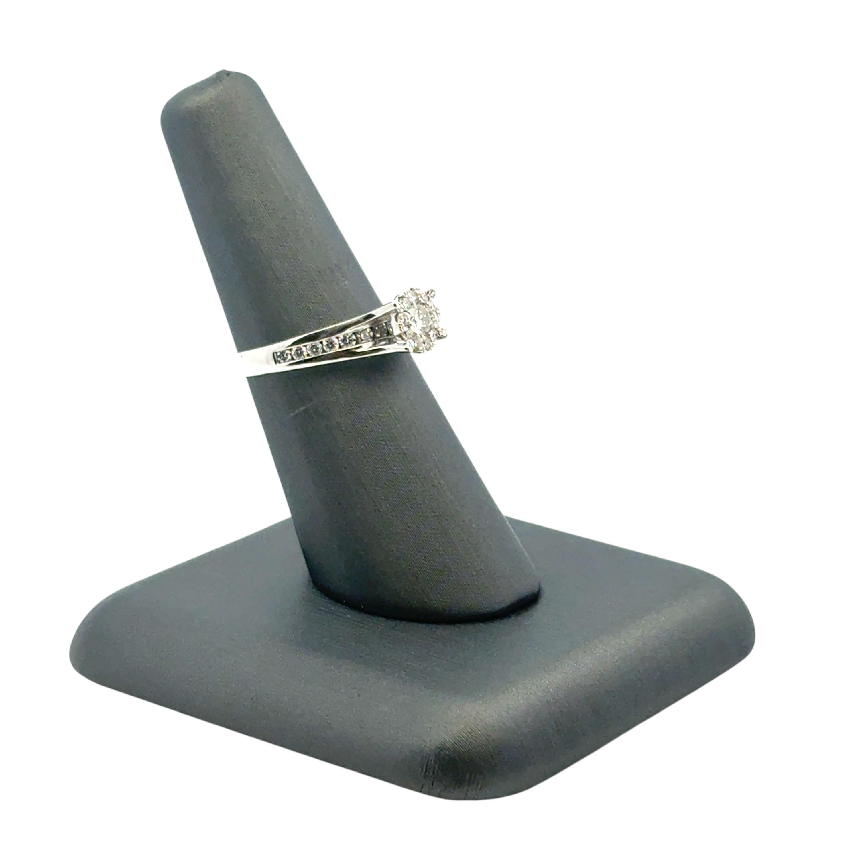 Bague de fiançailles en or blanc 14 carats avec diamant rond naturel de 0,33 carat en vente 8