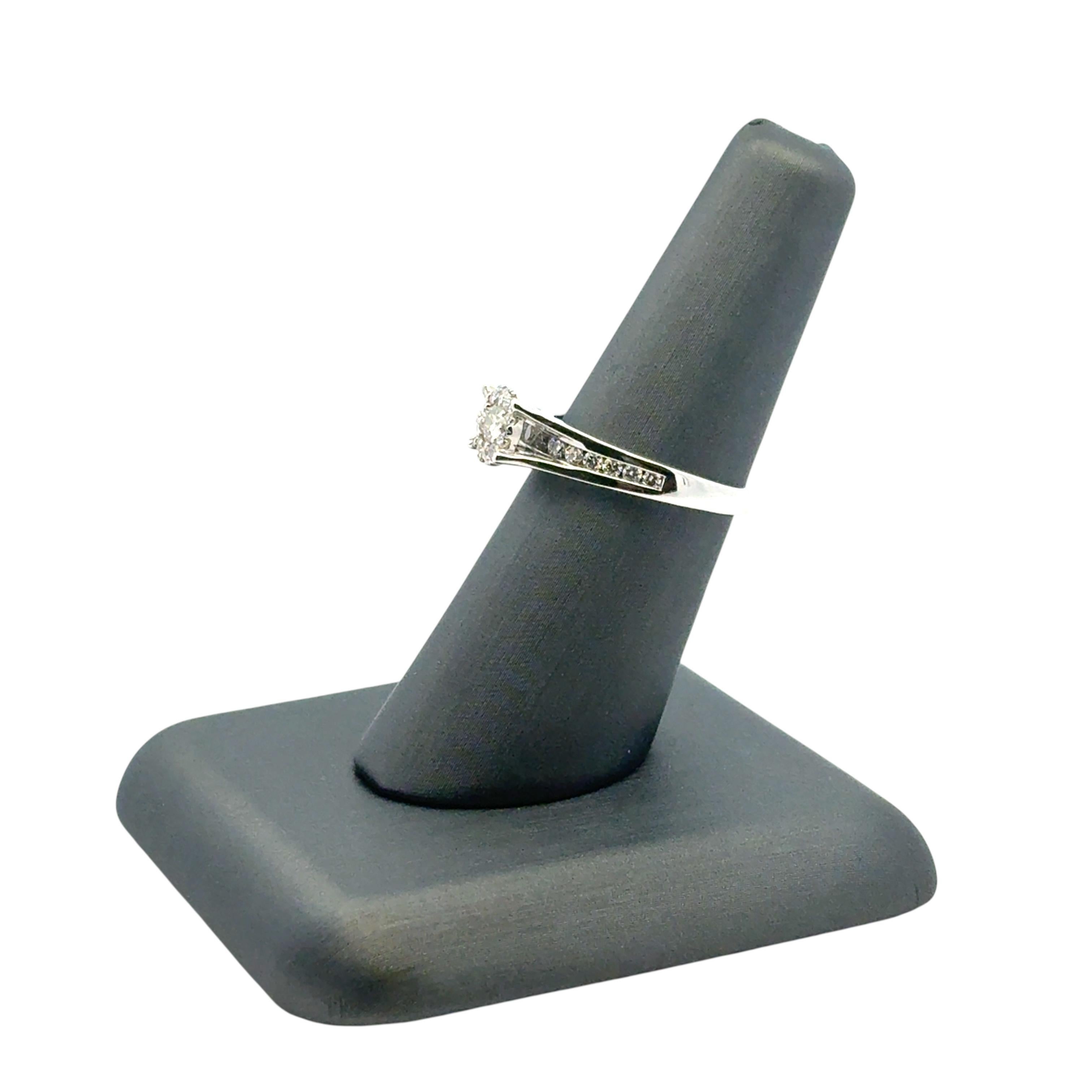 Bague de fiançailles en or blanc 14 carats avec diamant rond naturel de 0,33 carat en vente 9