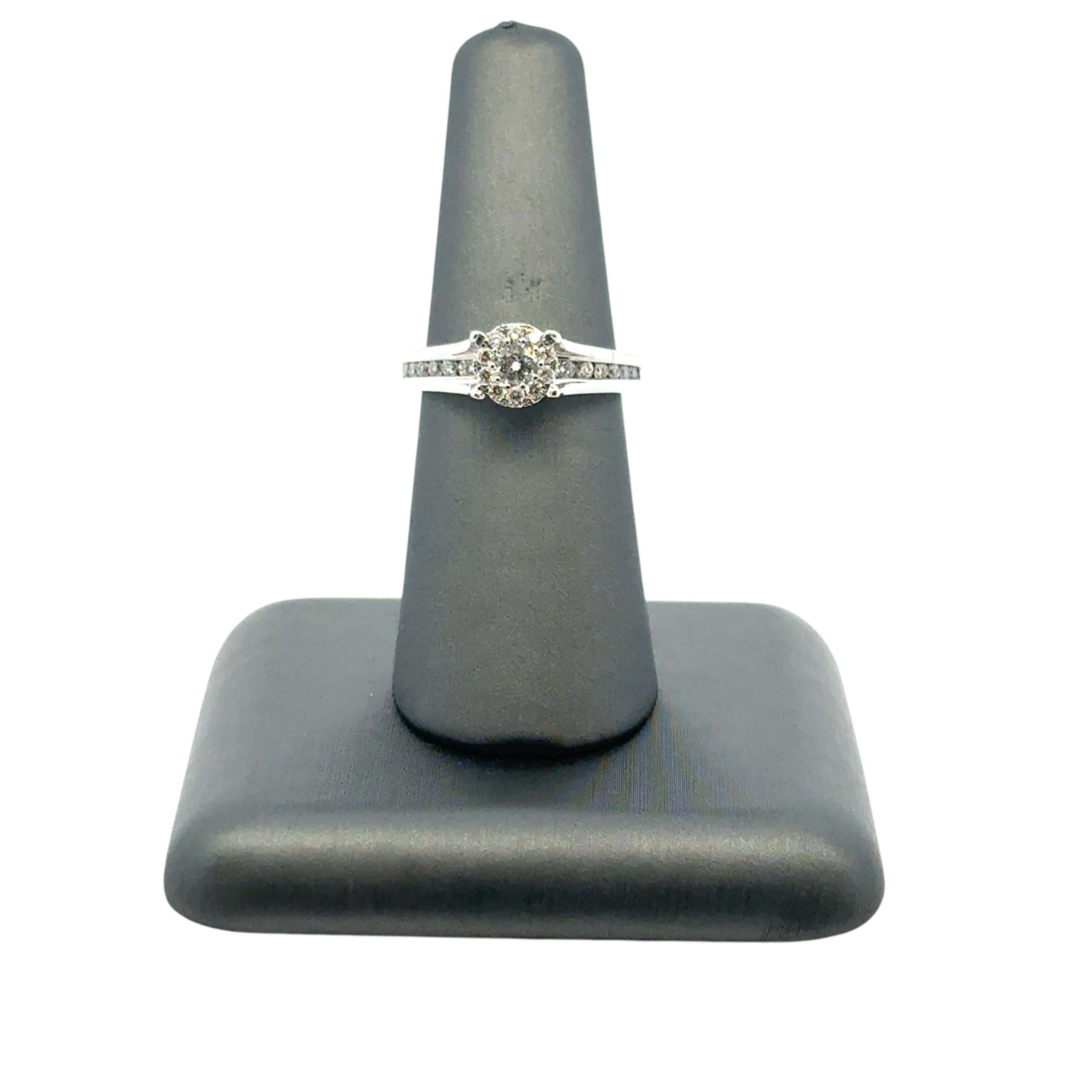 Bague de fiançailles en or blanc 14 carats avec diamant rond naturel de 0,33 carat en vente 10