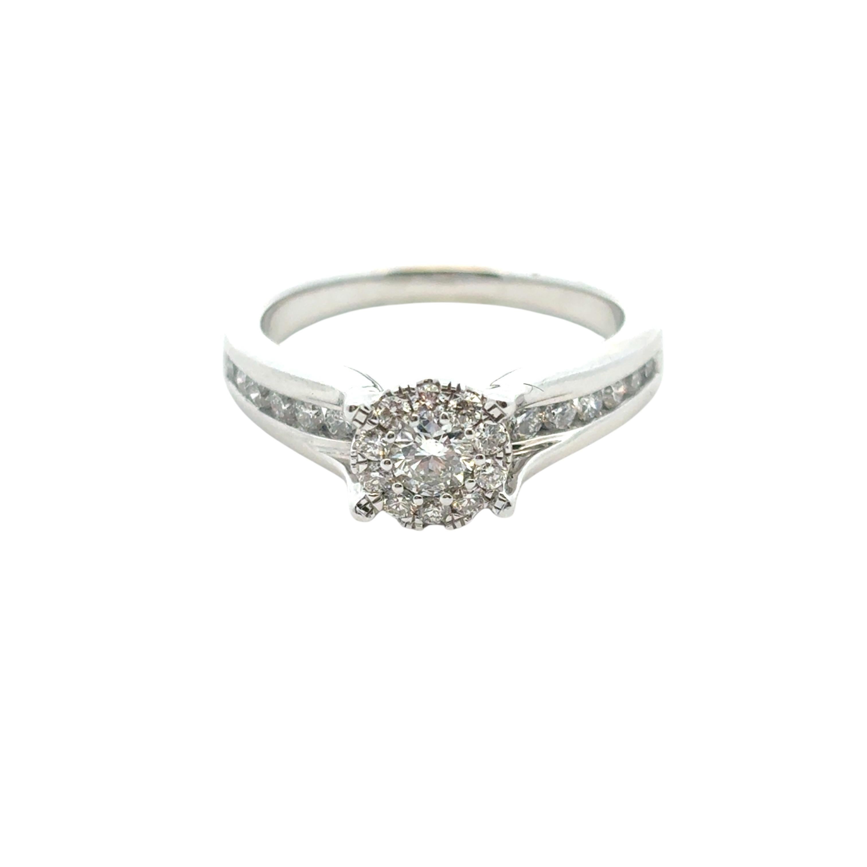 Moderne Bague de fiançailles en or blanc 14 carats avec diamant rond naturel de 0,33 carat en vente
