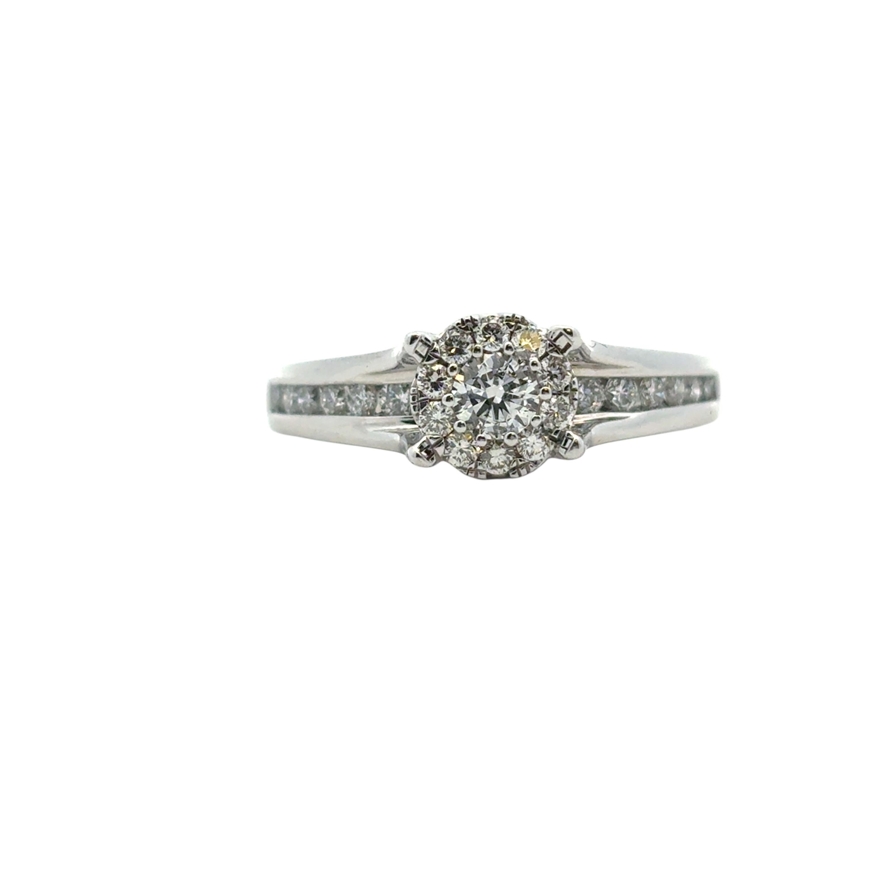 Taille ronde Bague de fiançailles en or blanc 14 carats avec diamant rond naturel de 0,33 carat en vente