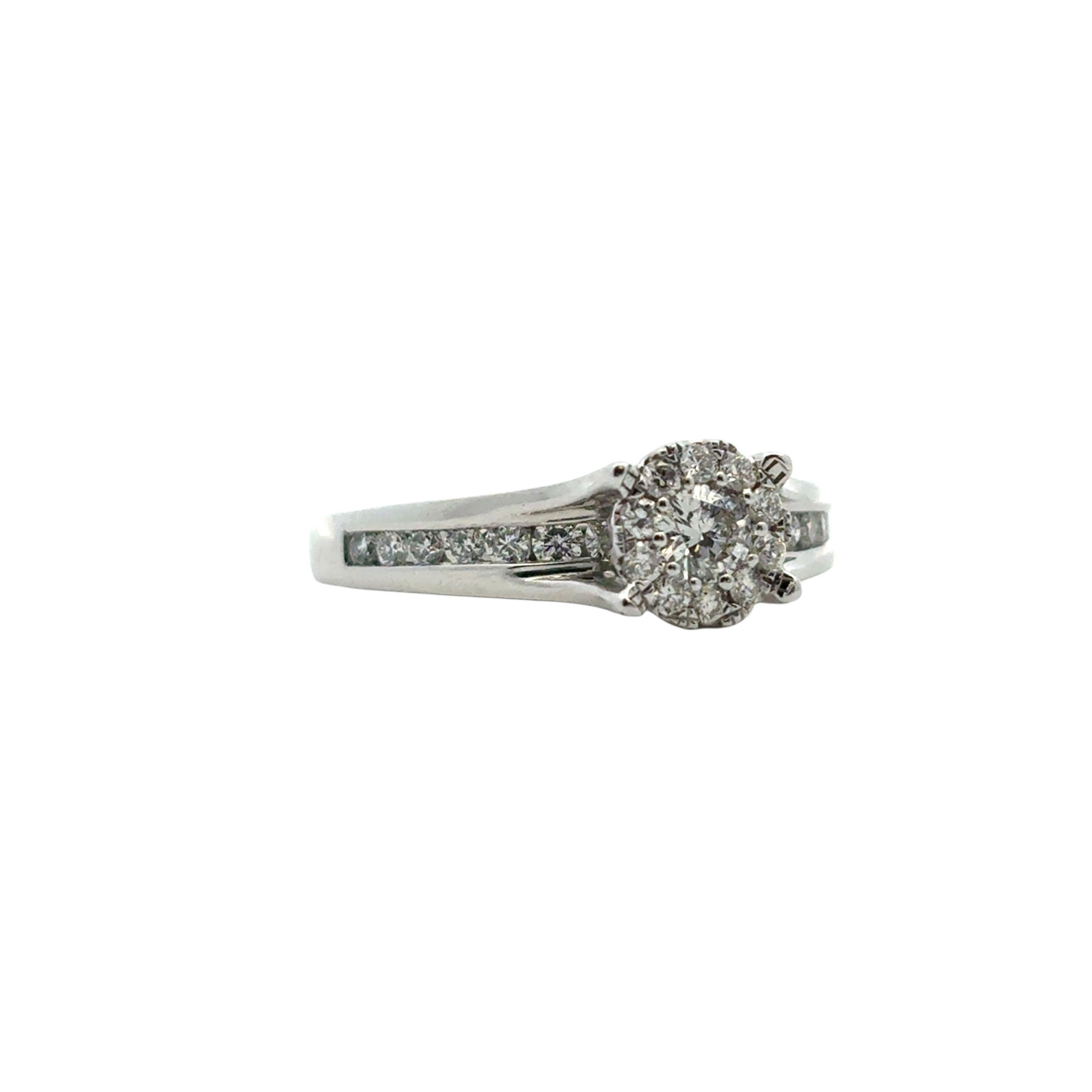 Bague de fiançailles en or blanc 14 carats avec diamant rond naturel de 0,33 carat Excellent état - En vente à Boca Raton, FL
