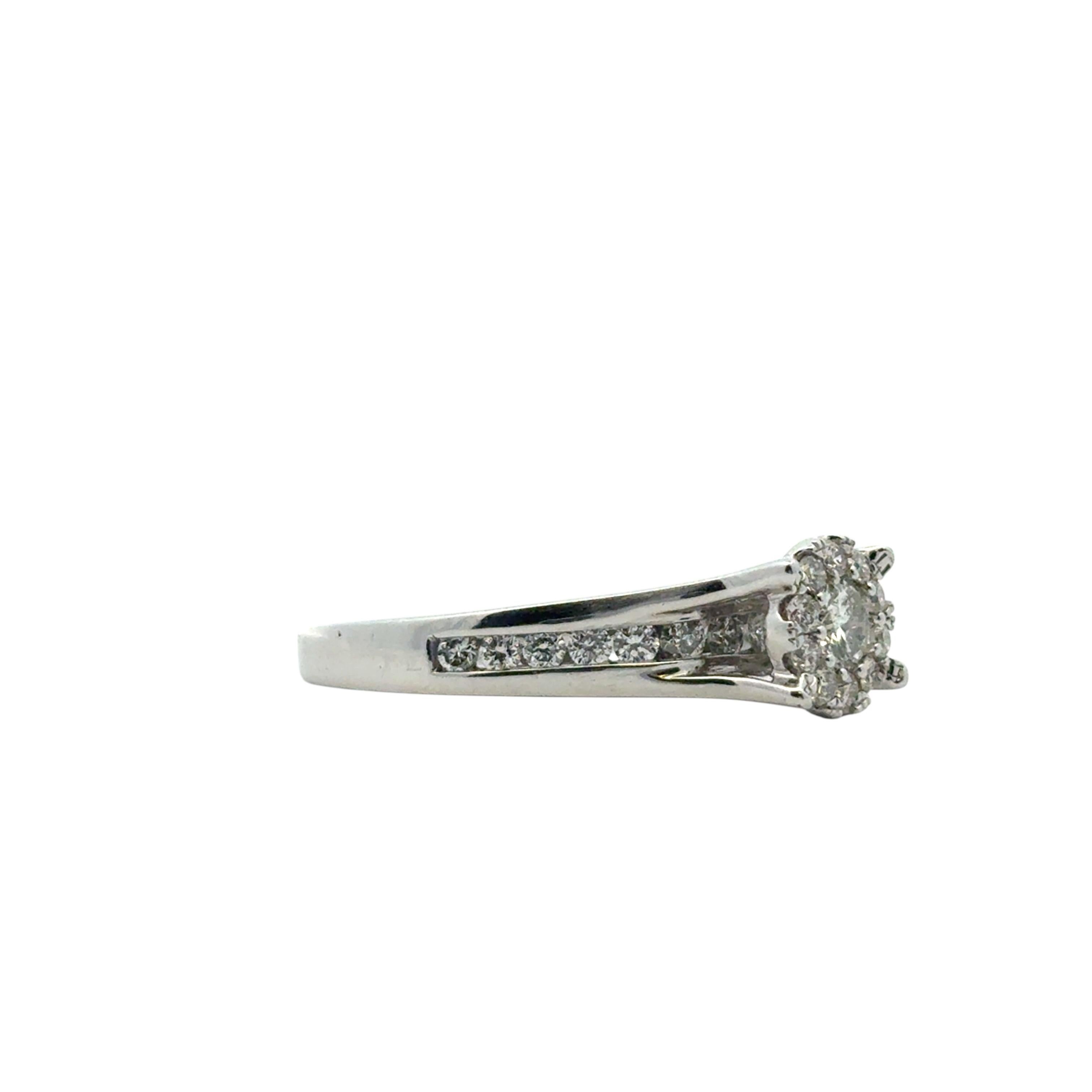 Bague de fiançailles en or blanc 14 carats avec diamant rond naturel de 0,33 carat Pour femmes en vente