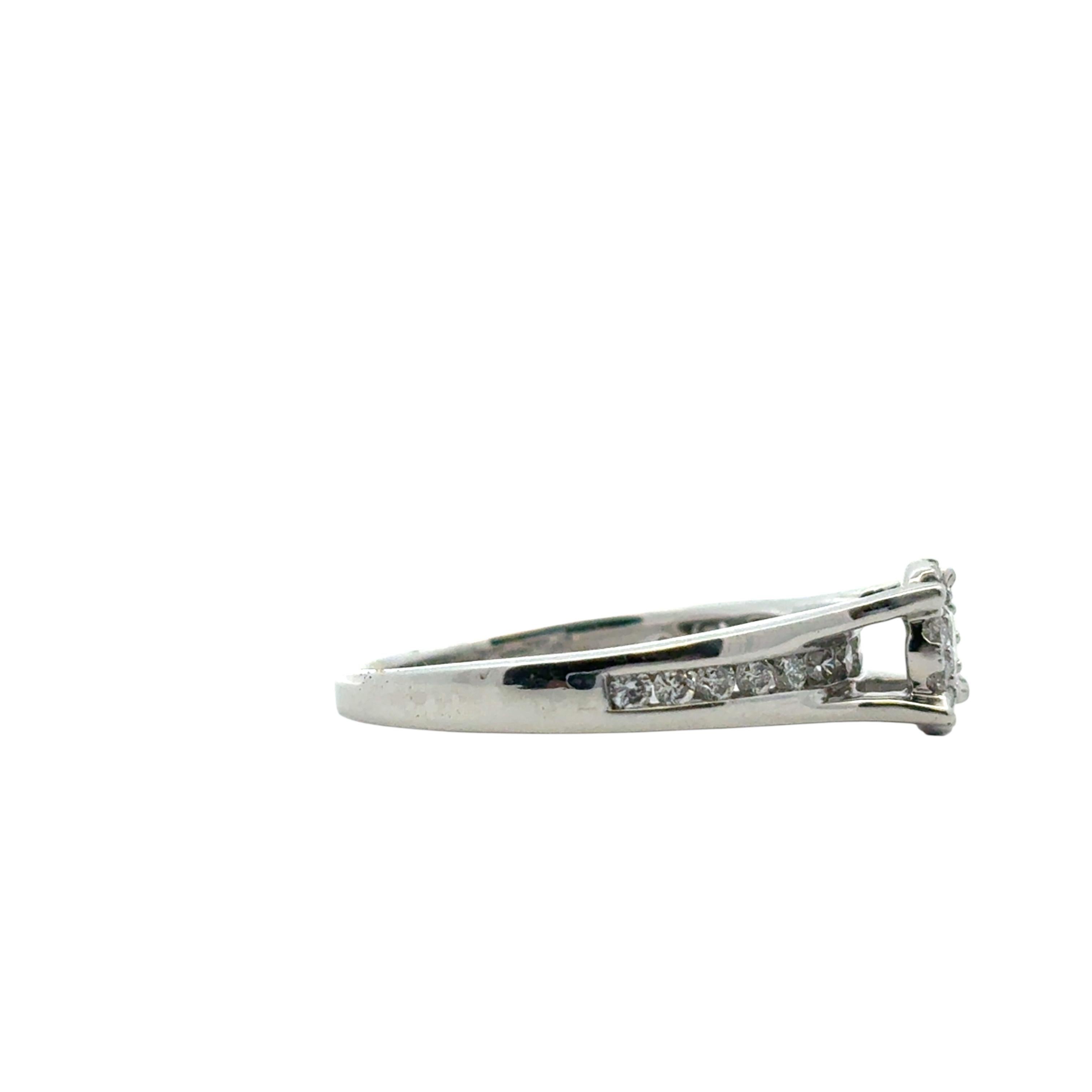 Bague de fiançailles en or blanc 14 carats avec diamant rond naturel de 0,33 carat en vente 1