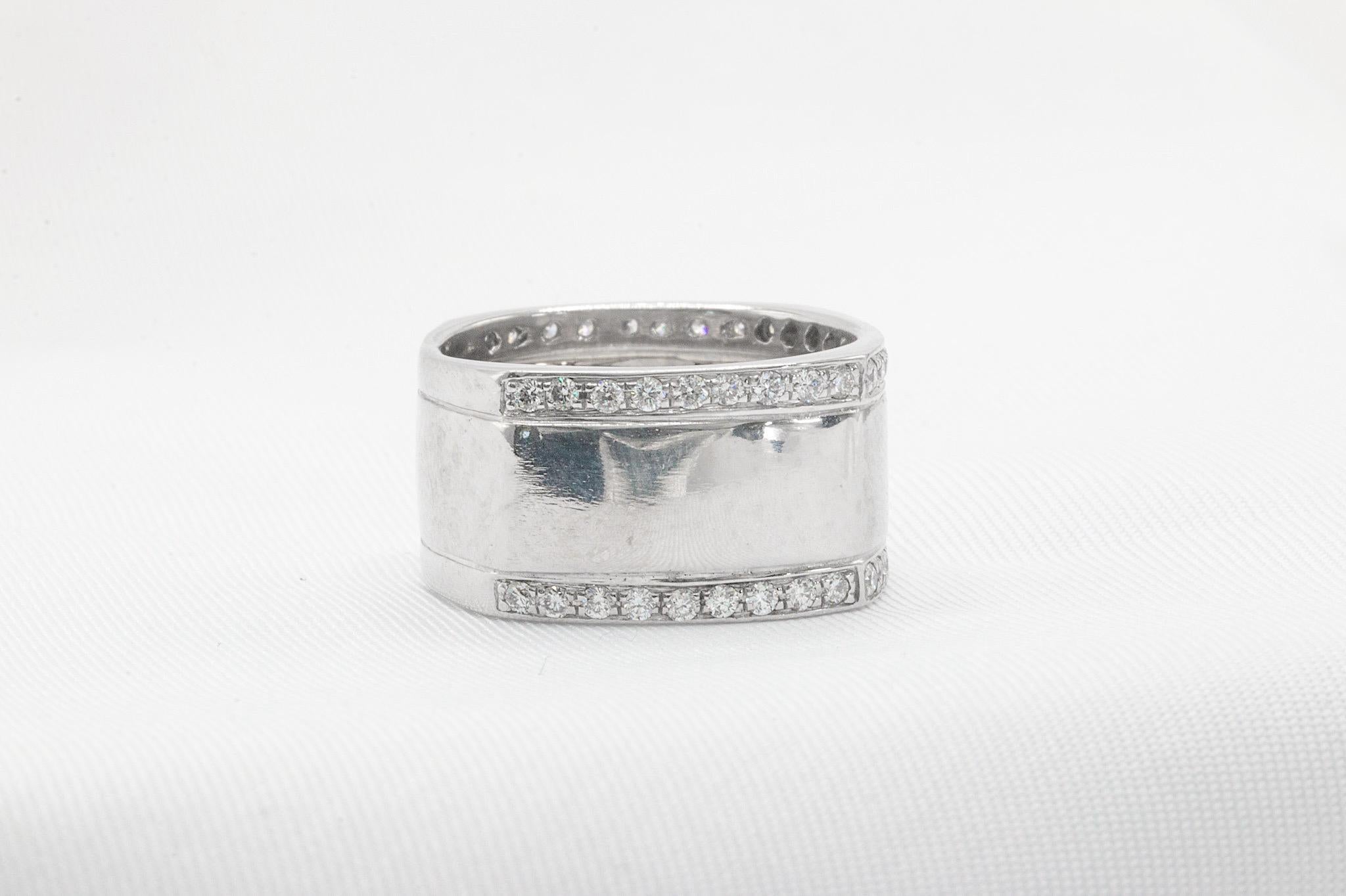 Questo elegante bracciale in oro bianco 14K presenta circa 0,35 carati di diamanti a taglio rotondo, di colore G-H e purezza VS, che offrono un sottile tocco di brillantezza. Con un peso di 9,9 grammi, questo design semplice e versatile è perfetto