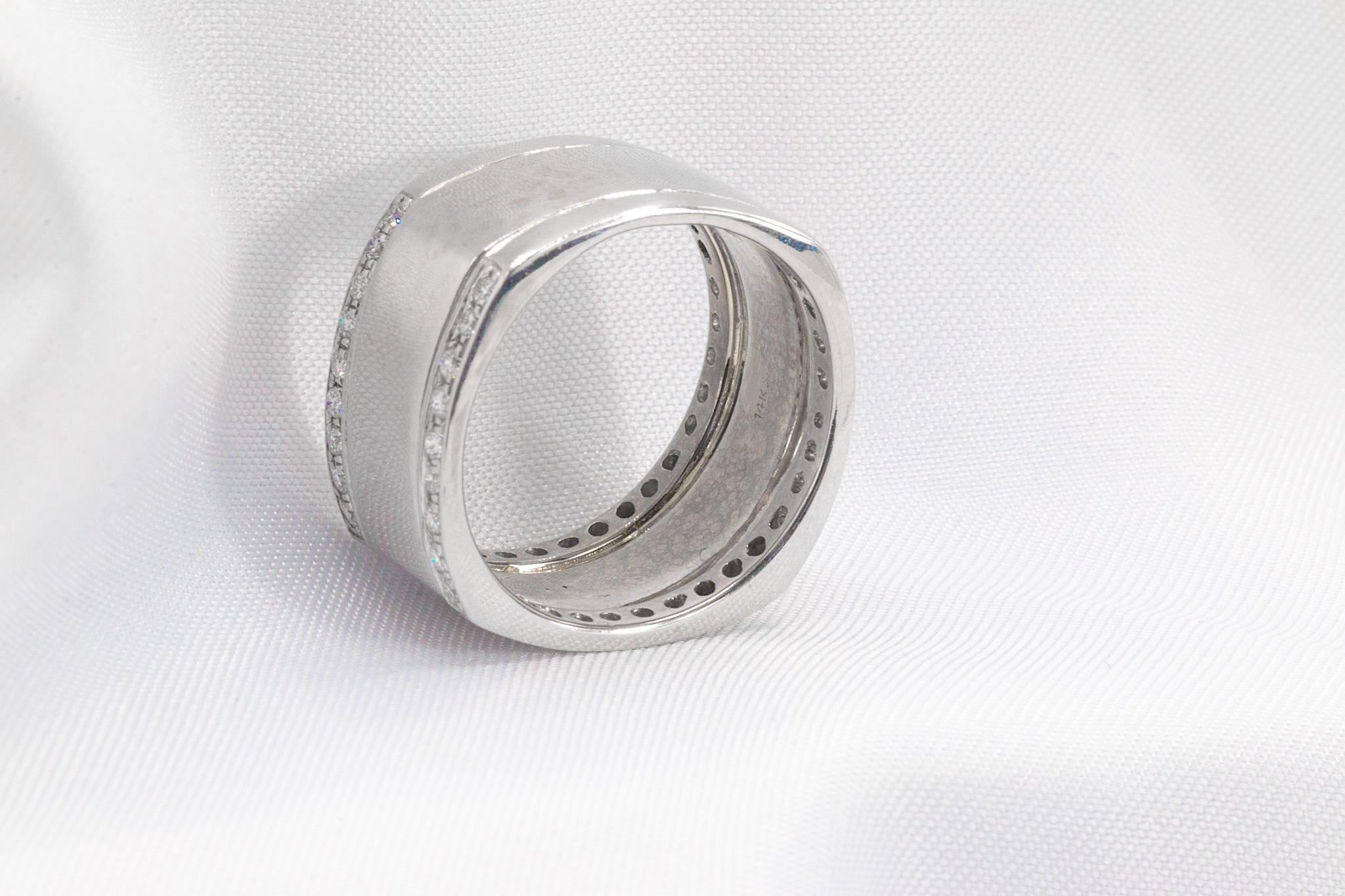 Taglio rotondo Fascia di diamanti in oro bianco 14k da 0,35 carati totali in vendita