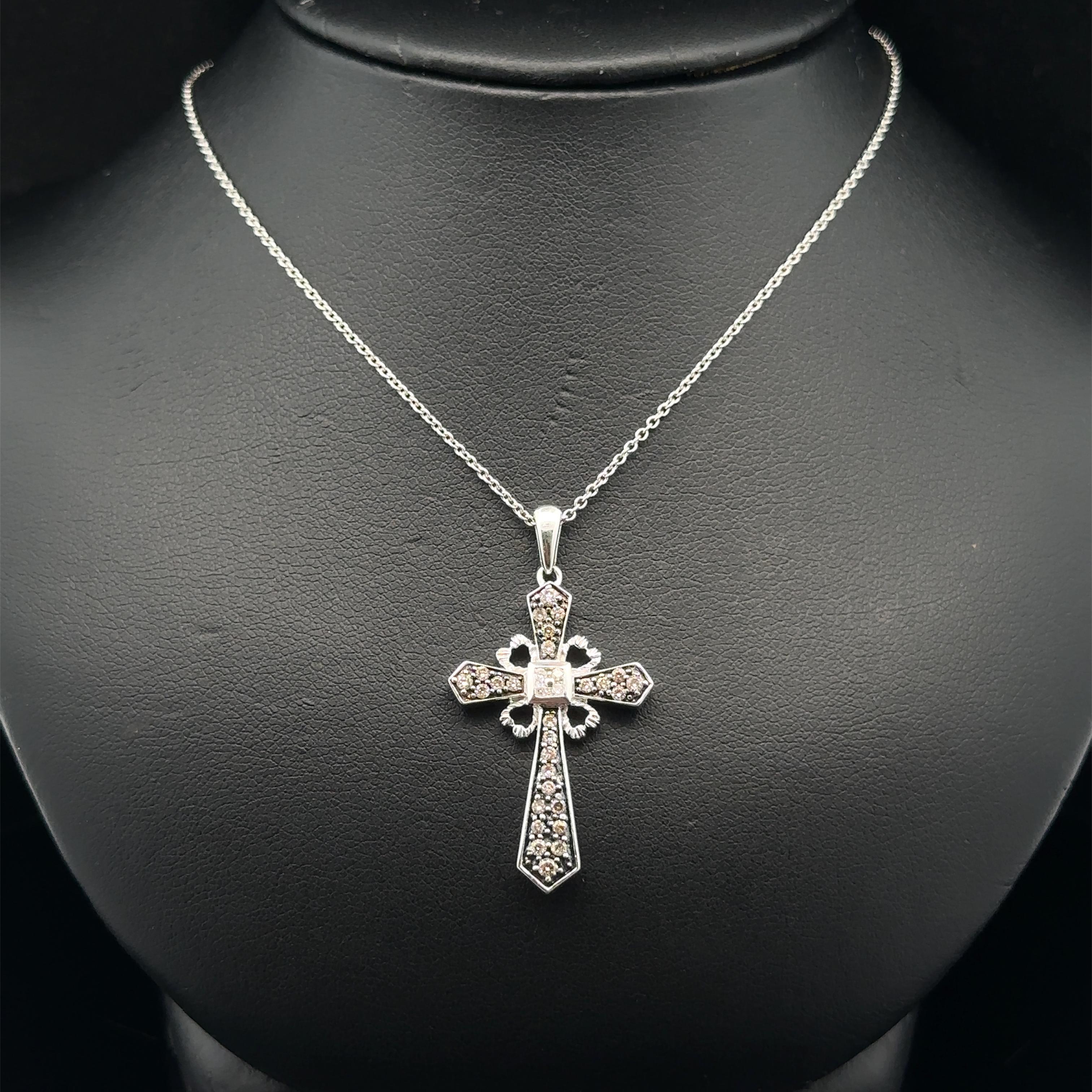 --Pierre(s) :...
(31) Diamants véritables naturels - taille ronde et brillante - sertis clos - diamant fantaisie de couleur champagne et blanc - 0,35ctw (approx.)
Poids total en carats : 0,35 (environ)

MATERIAL : Or blanc massif 14k avec placage de