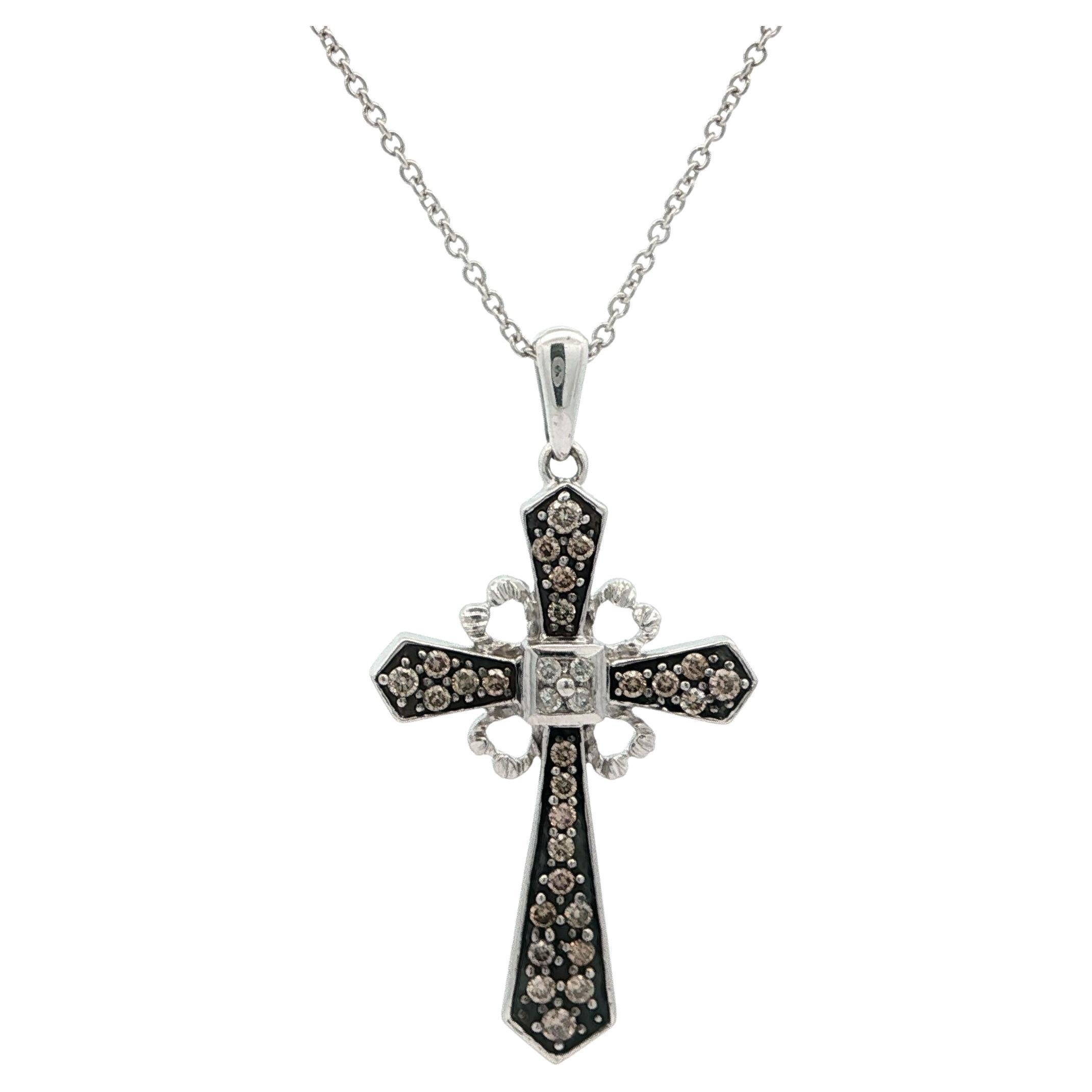 Collier 18" en or blanc 14k avec pendentif croix en diamant blanc et champagne 0.35ctw en vente