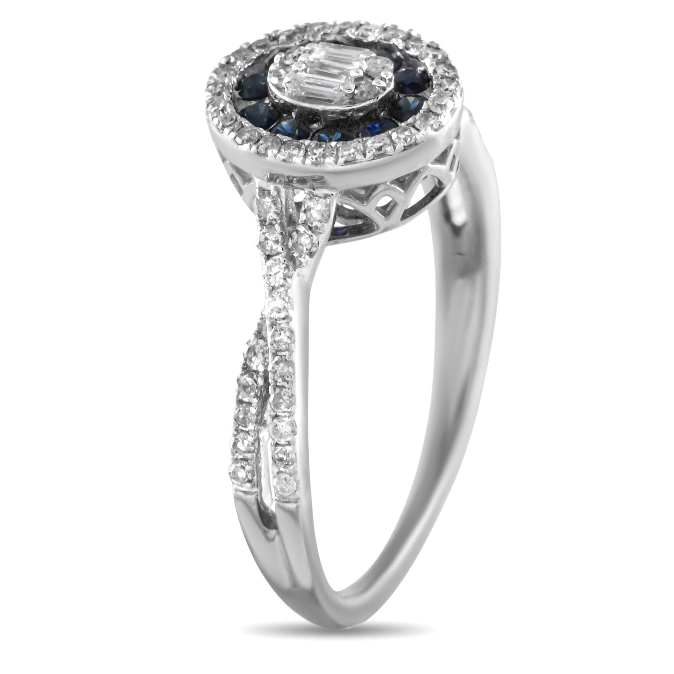 Este anillo de diamantes y zafiros, una exclusiva de LB, ofrece una forma sencilla de transformar tu look. Elaborado en oro blanco de 14 quilates, los racimos de diamantes de forma ovalada enmarcan con elegancia vibrantes zafiros azules y un