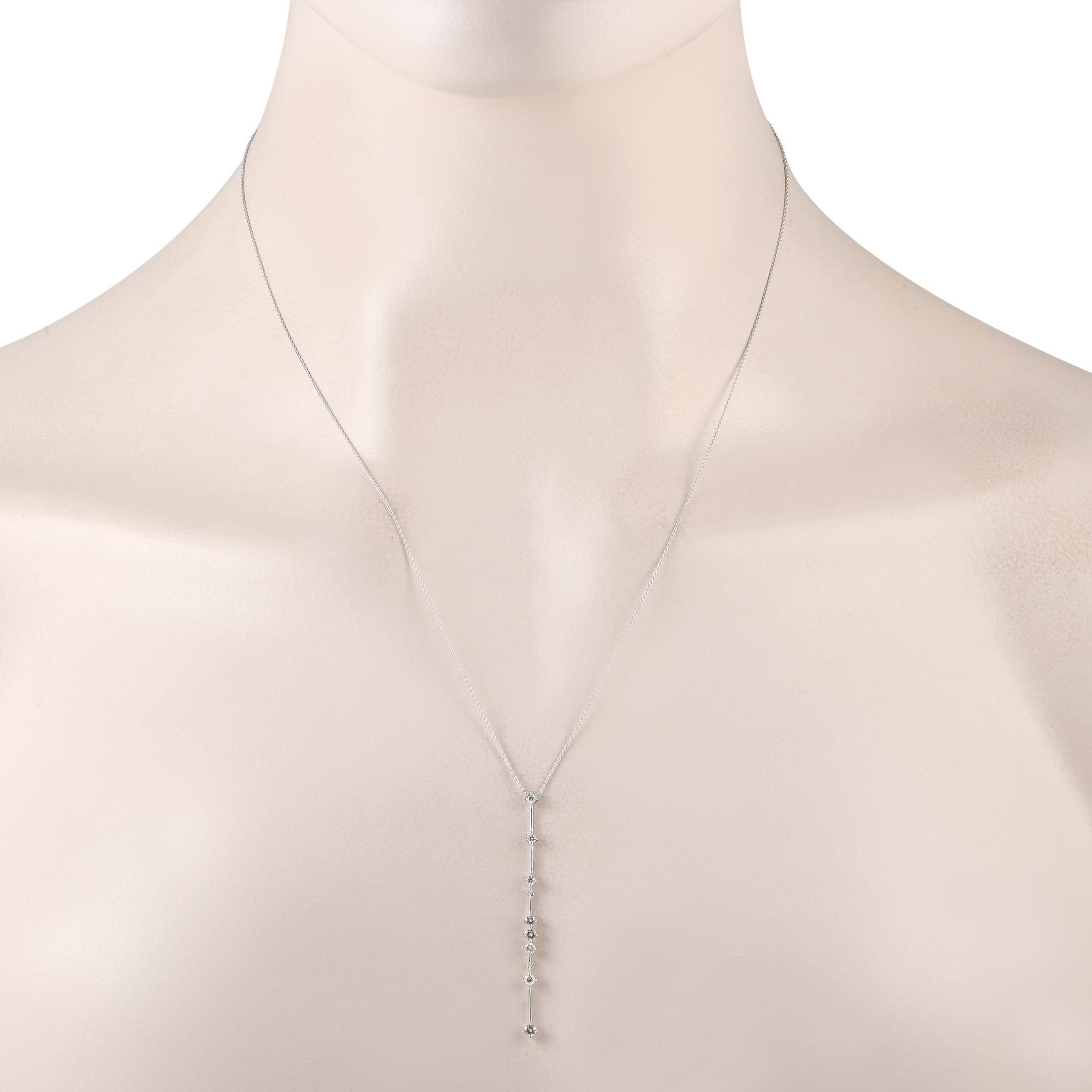 Vous cherchez des diamants que vous pouvez porter tous les jours ? Jetez un coup d'œil à cette pièce. Il se compose d'une chaîne de collier fine et d'un pendentif linéaire, de sorte qu'il forme une délicate silhouette en Y. Le collier en Y est
