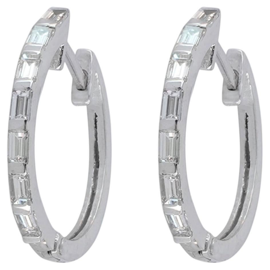 Orecchini a cerchio Huggie in oro bianco 14K con diamanti naturali baguette da 0,41 carati incastonati a canale