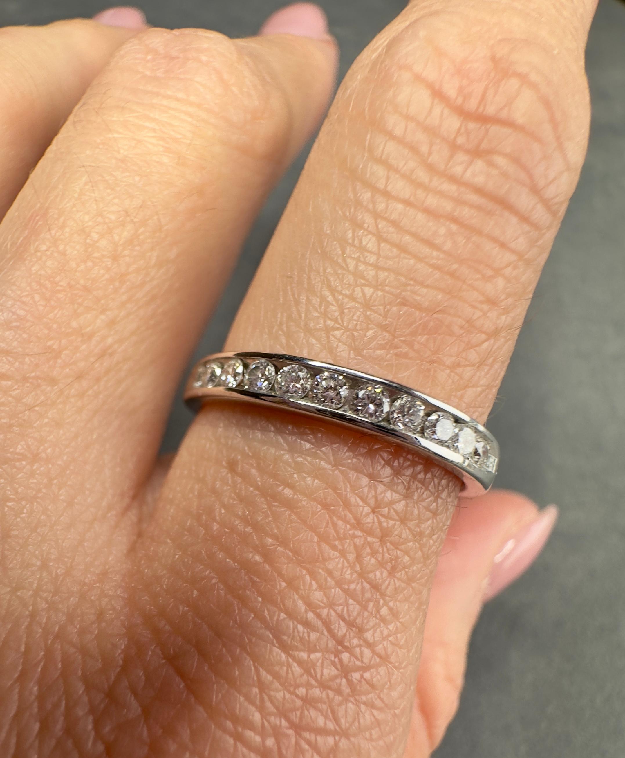 14k White Gold 0.50 Carat Total Diamond Band In Good Condition For Sale In Houston, TX