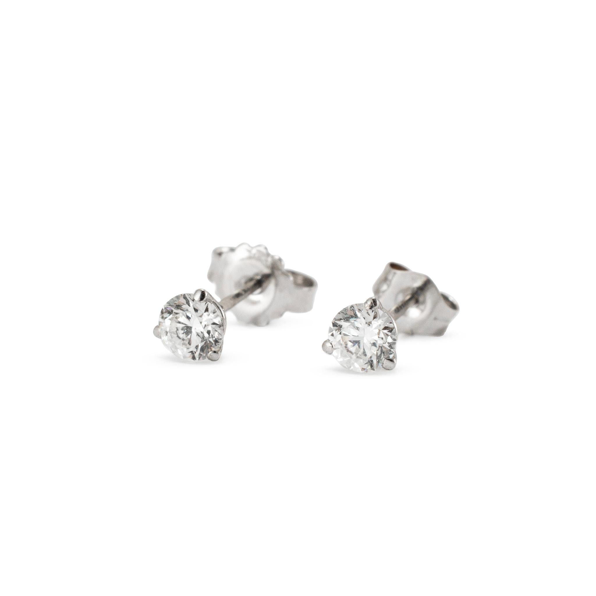 Taille ronde Boucles d'oreilles Petite en or blanc 14K serties de diamants ronds 0.50 CT 3-Prong Martini en vente