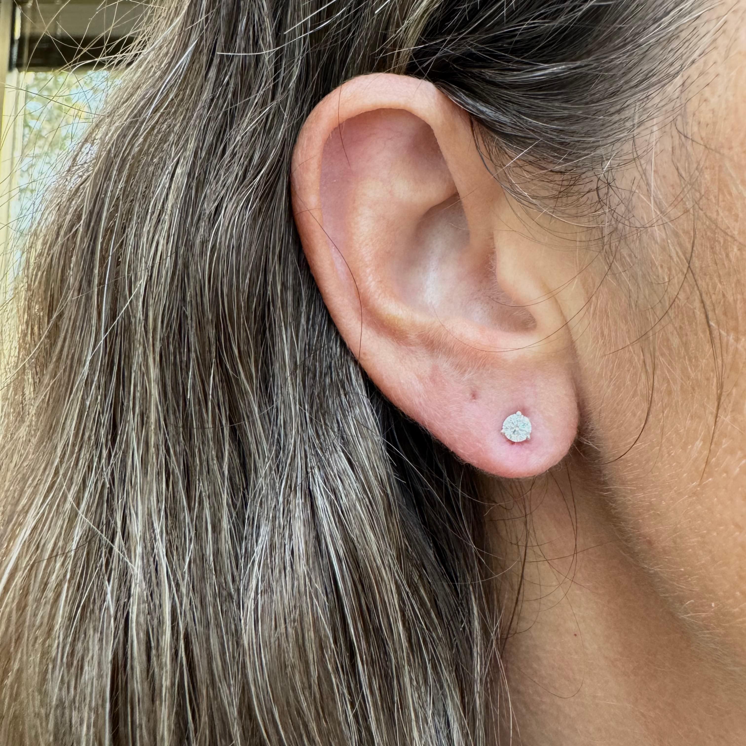 Boucles d'oreilles Petite en or blanc 14K serties de diamants ronds 0.50 CT 3-Prong Martini en vente 4