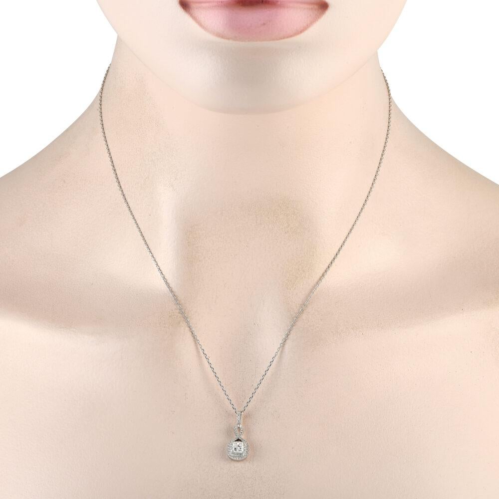 Cet élégant collier permet d'ajouter facilement une touche de luxe à absolument n'importe quel ensemble. Suspendu à une délicate chaîne de 18, cet accessoire impeccablement réalisé comporte un pendentif en or blanc 14 carats mesurant 0,75 de long