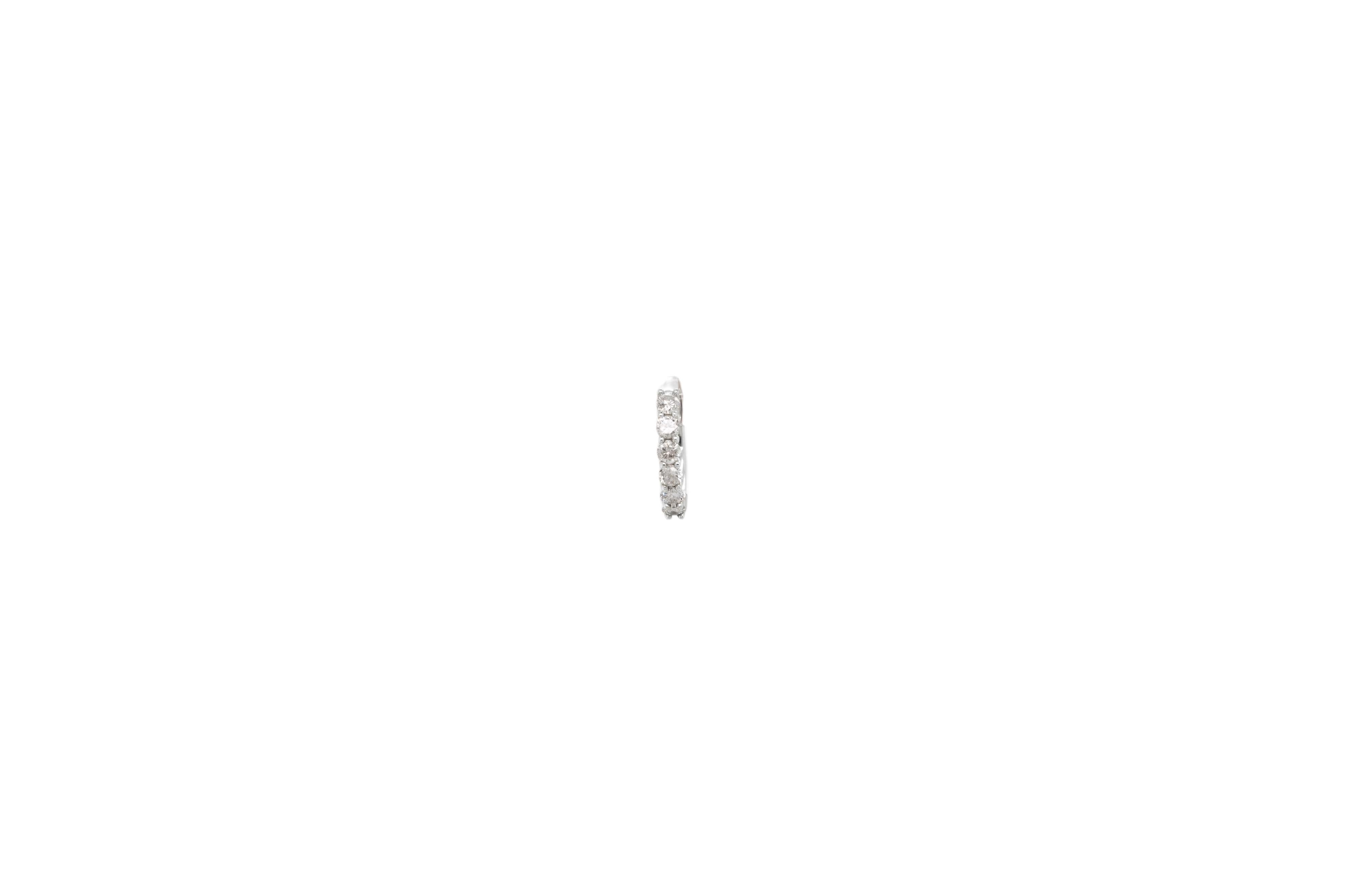 Orecchini a cerchio con diamanti naturali in oro bianco 14k - Eleganza classica con uno scintillio brillante

Questi orecchini a cerchio con diamanti naturali in oro bianco 14k sono una miscela senza tempo di raffinatezza e lusso. Con circa 0,50ctw