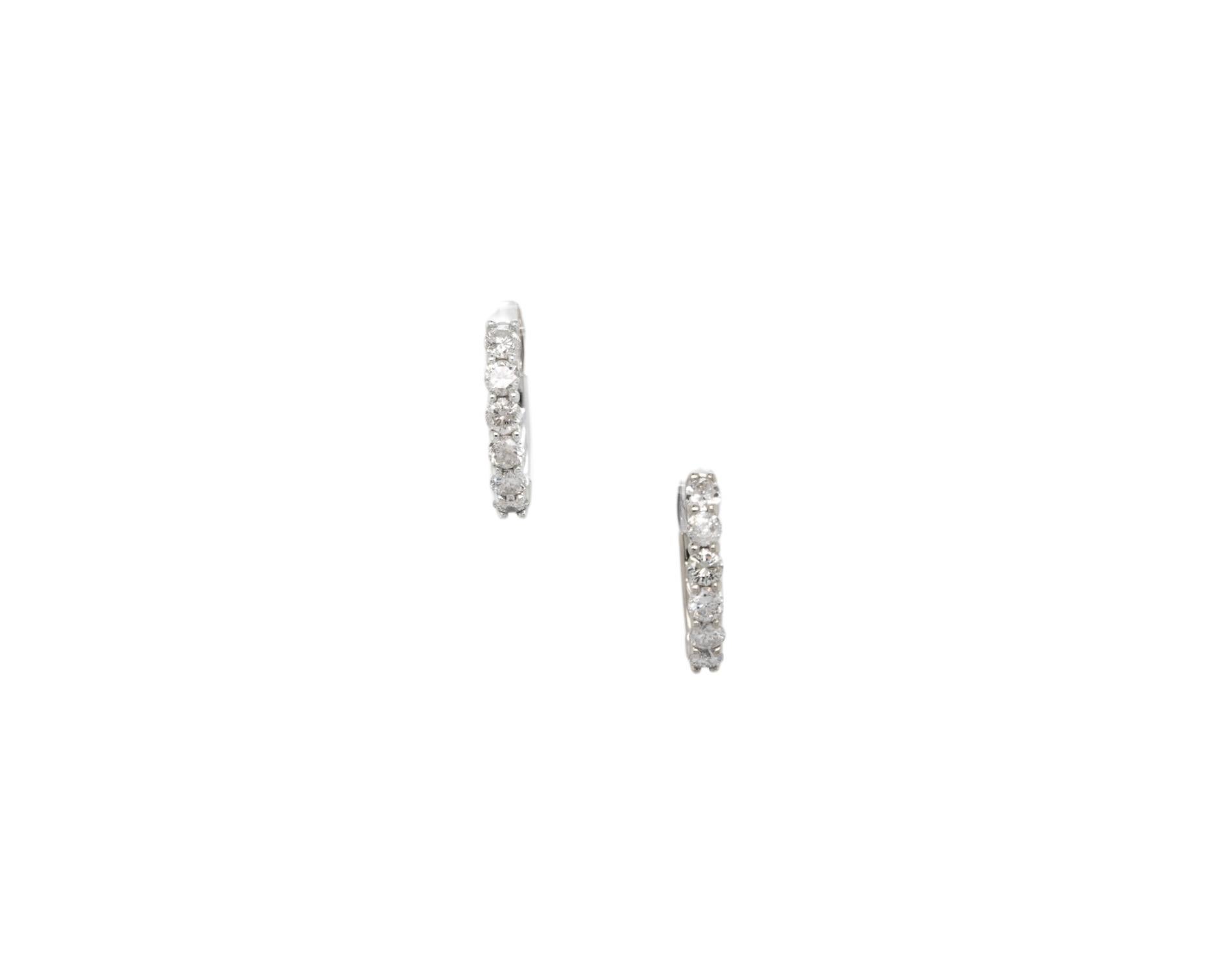 Orecchini a cerchio in oro bianco 14k con diamanti da 0,50 carati in vendita 1