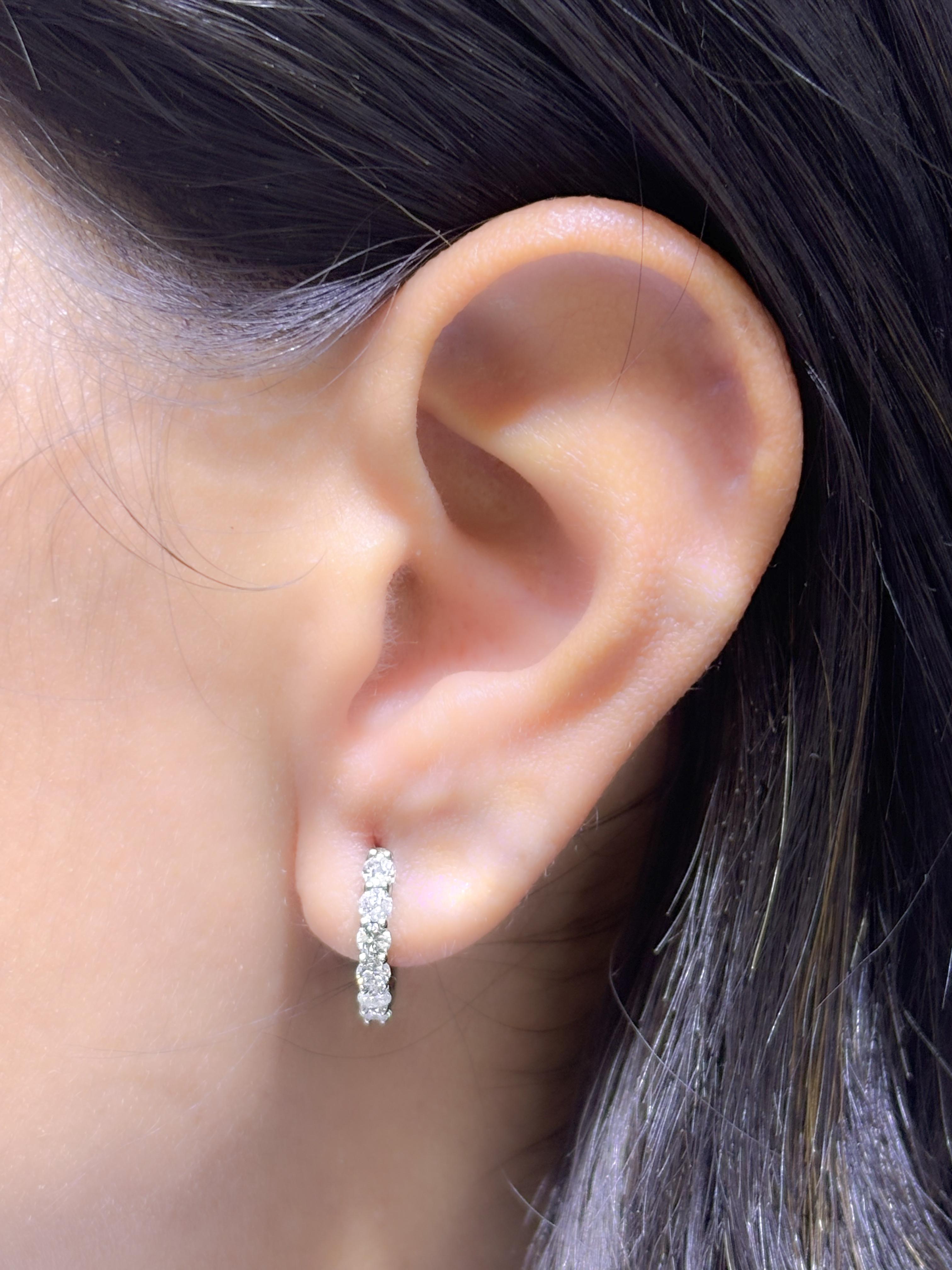 Orecchini a cerchio in oro bianco 14k con diamanti da 0,50 carati in vendita 2