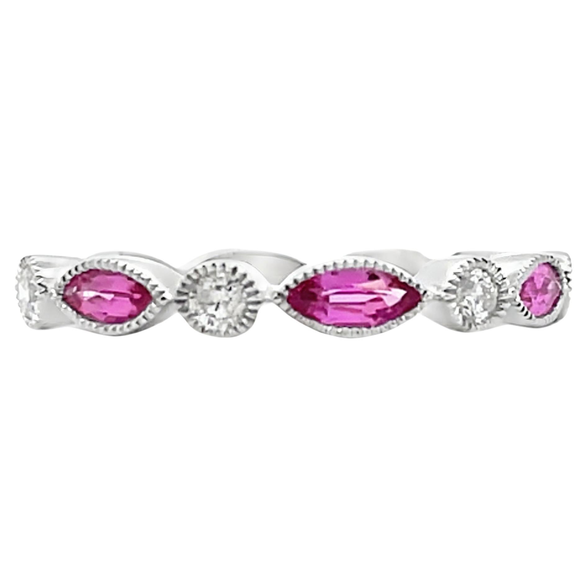 Bague en or blanc 14K 0.55 ct Marquise Pink Sapphire 
0.19 Carat Diamond Band Ring en vente