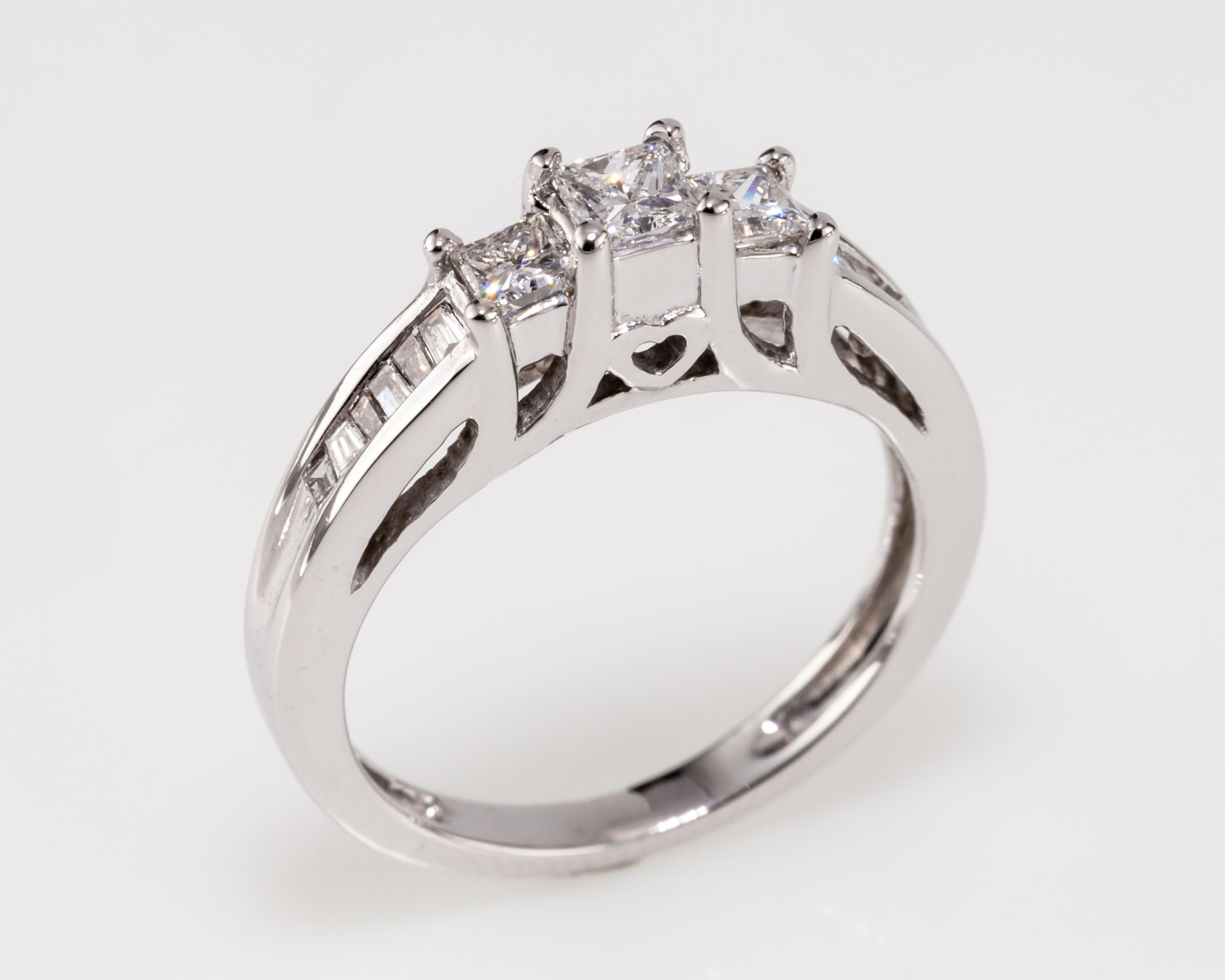 Un anello di unione con diamante in oro bianco 14KT da donna, fuso e testato elettronicamente, con finitura brillante.
Le condizioni sono buone.
Un anello di unione da donna in oro bianco 14KT con diamante a cattedrale, misura 3 3/4.
Peso totale dei
