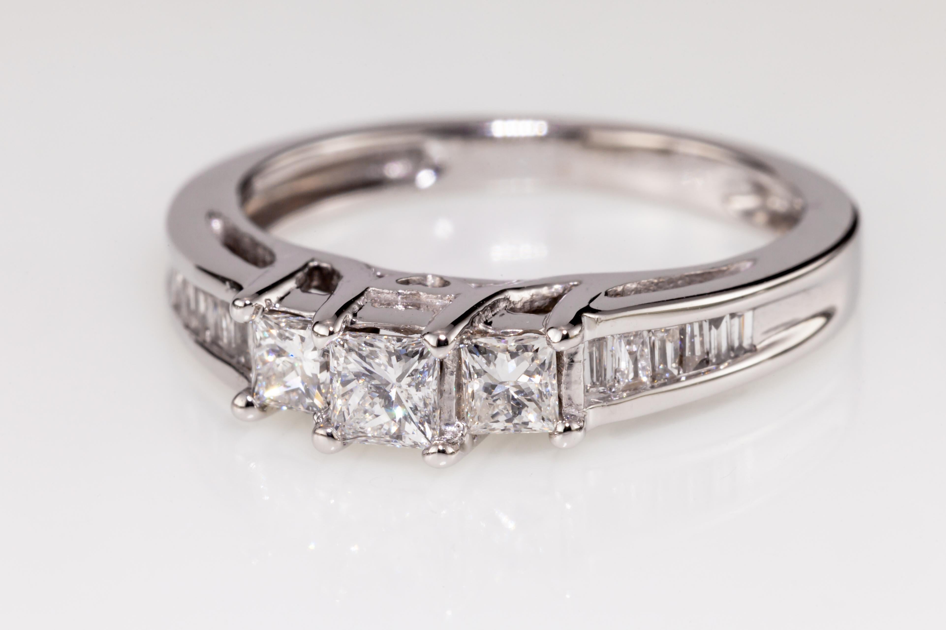 Taglio princess Anello dell'Unità in stile cattedrale con diamante da 0,56 carati in oro bianco 14k, misura 3,75 in vendita