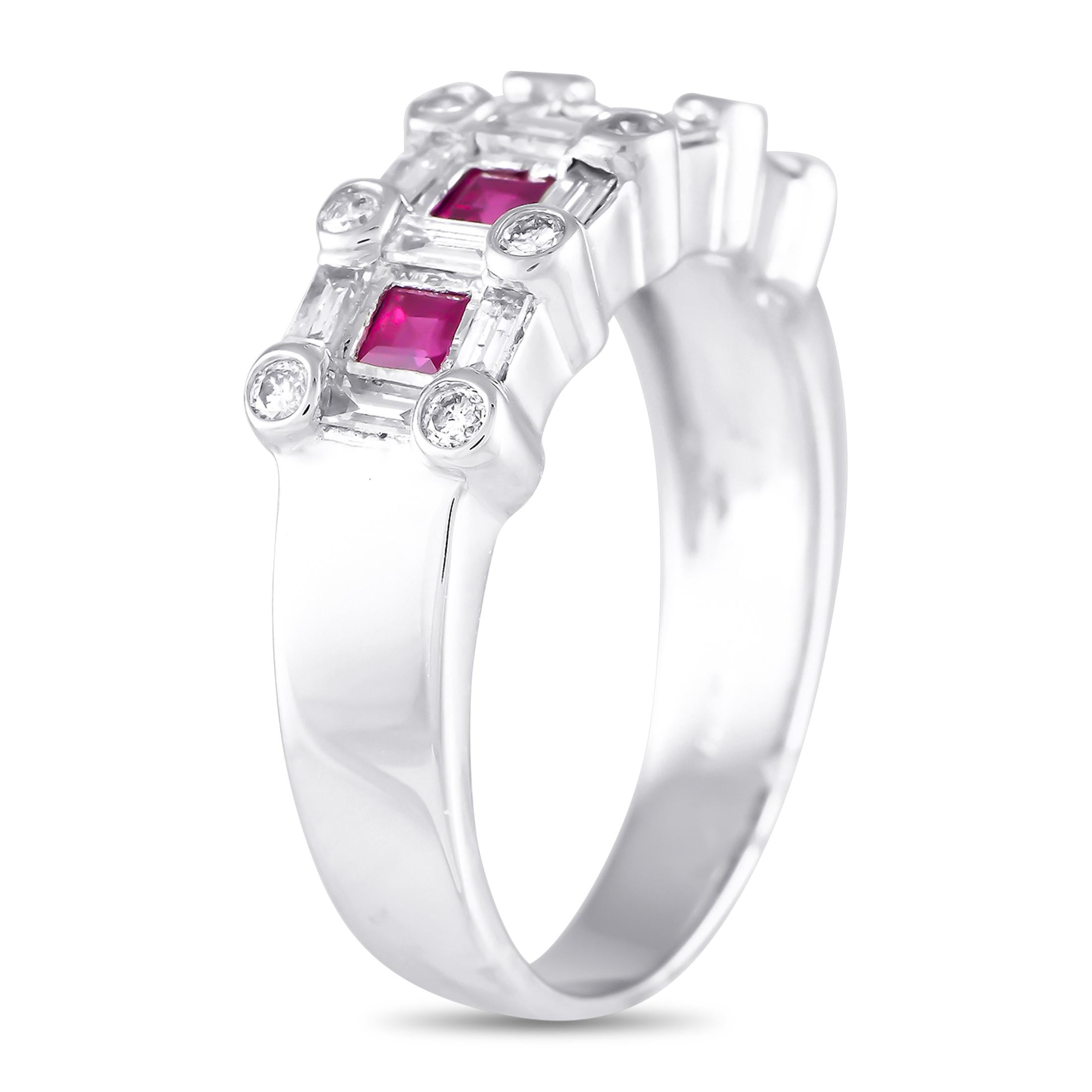 Questo squisito anello non passerà mai di moda. Al centro, una serie di gemme di rubino per un totale di 0,50 carati aggiunge il perfetto tocco di colore. Gli accenti di diamanti incastonati per un totale di 0,60 carati elevano ulteriormente il